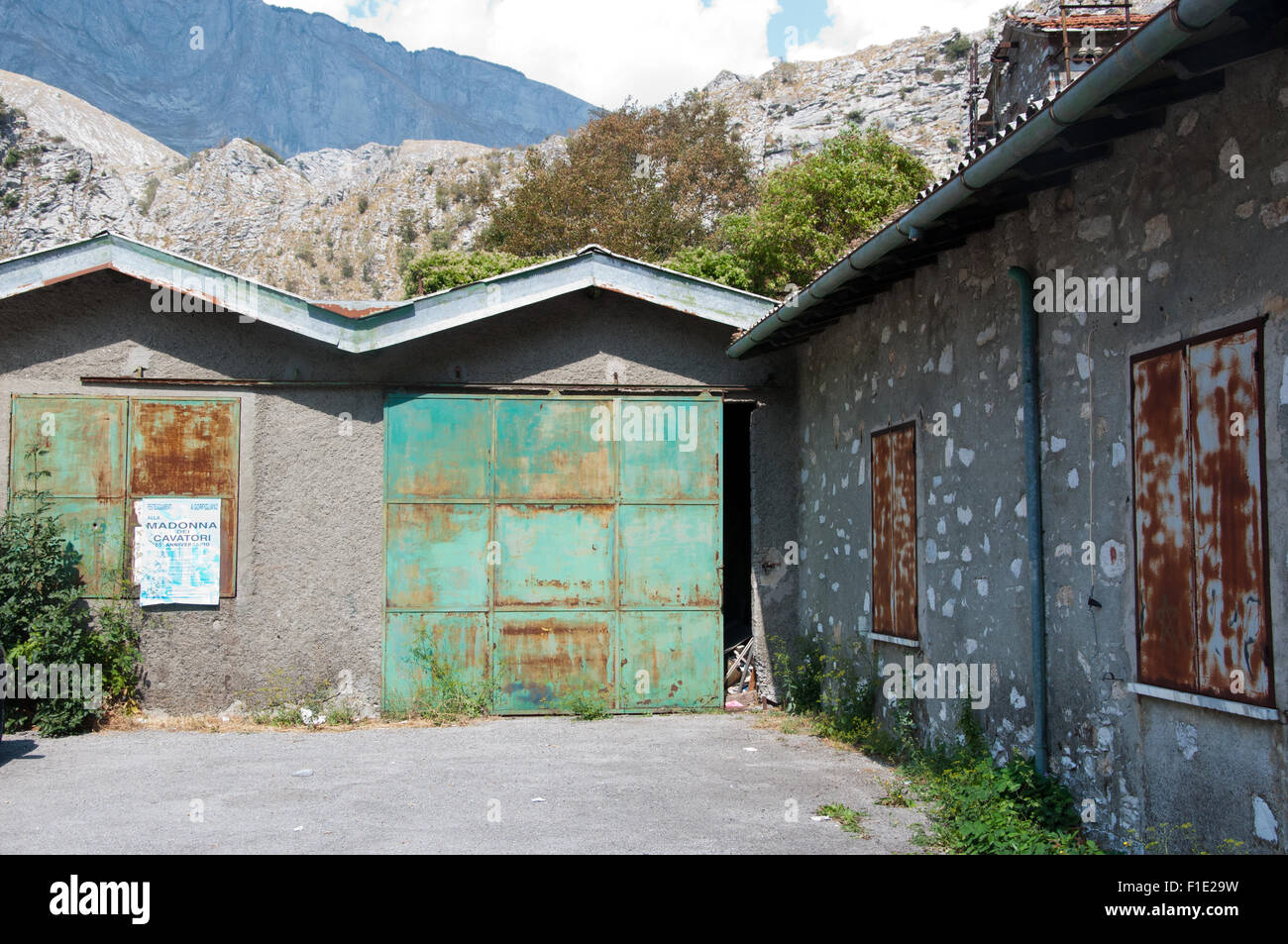 Garage nelle Alpi Alpuan, tre fiumi, Toscana, Italia, con run-facciata verso il basso Foto Stock