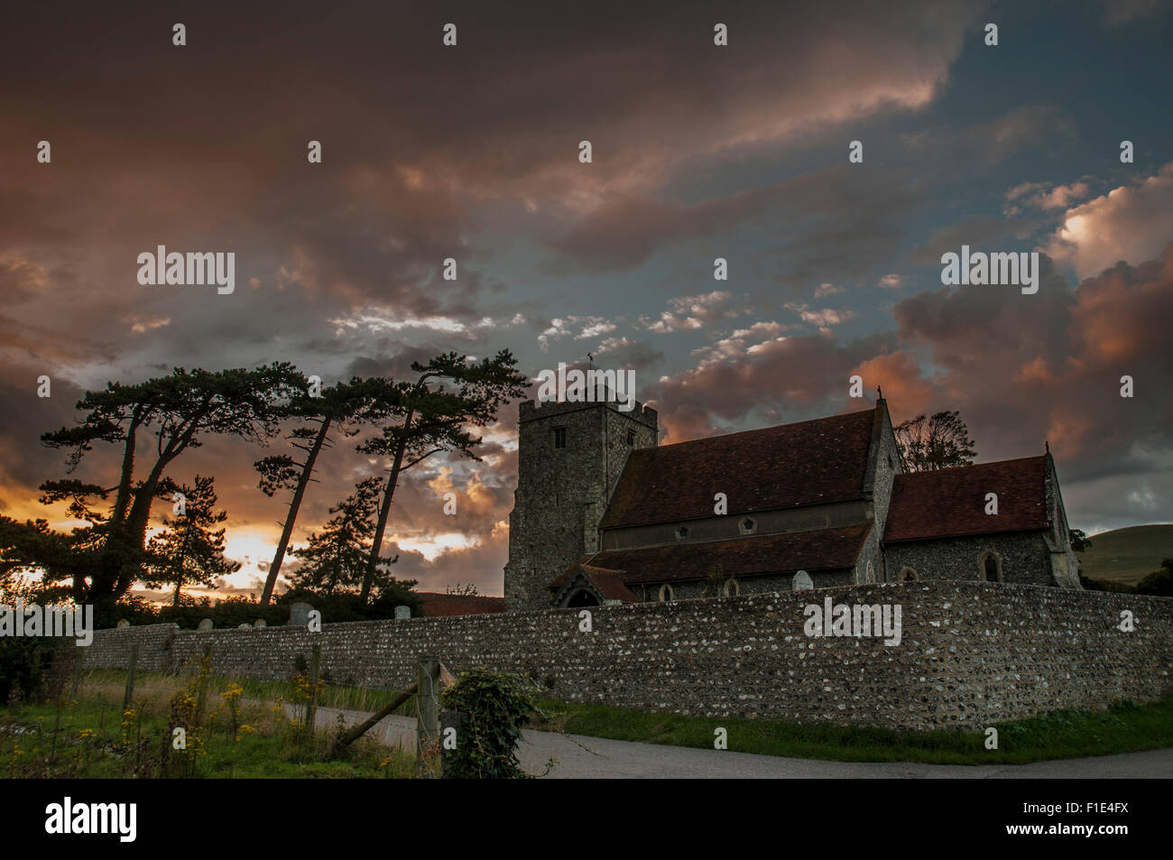 Beddingham, East Sussex, Regno Unito. 1st settembre 2015. Bei colori nel cielo intorno al tramonto sul Sussex Downs Foto Stock