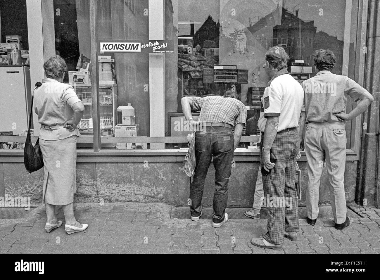 Introduzione del West-D-marchio in Germania est prima della riunificazione, ad est e ad ovest della Germania occidentale, merci in oriente-negozi Foto Stock