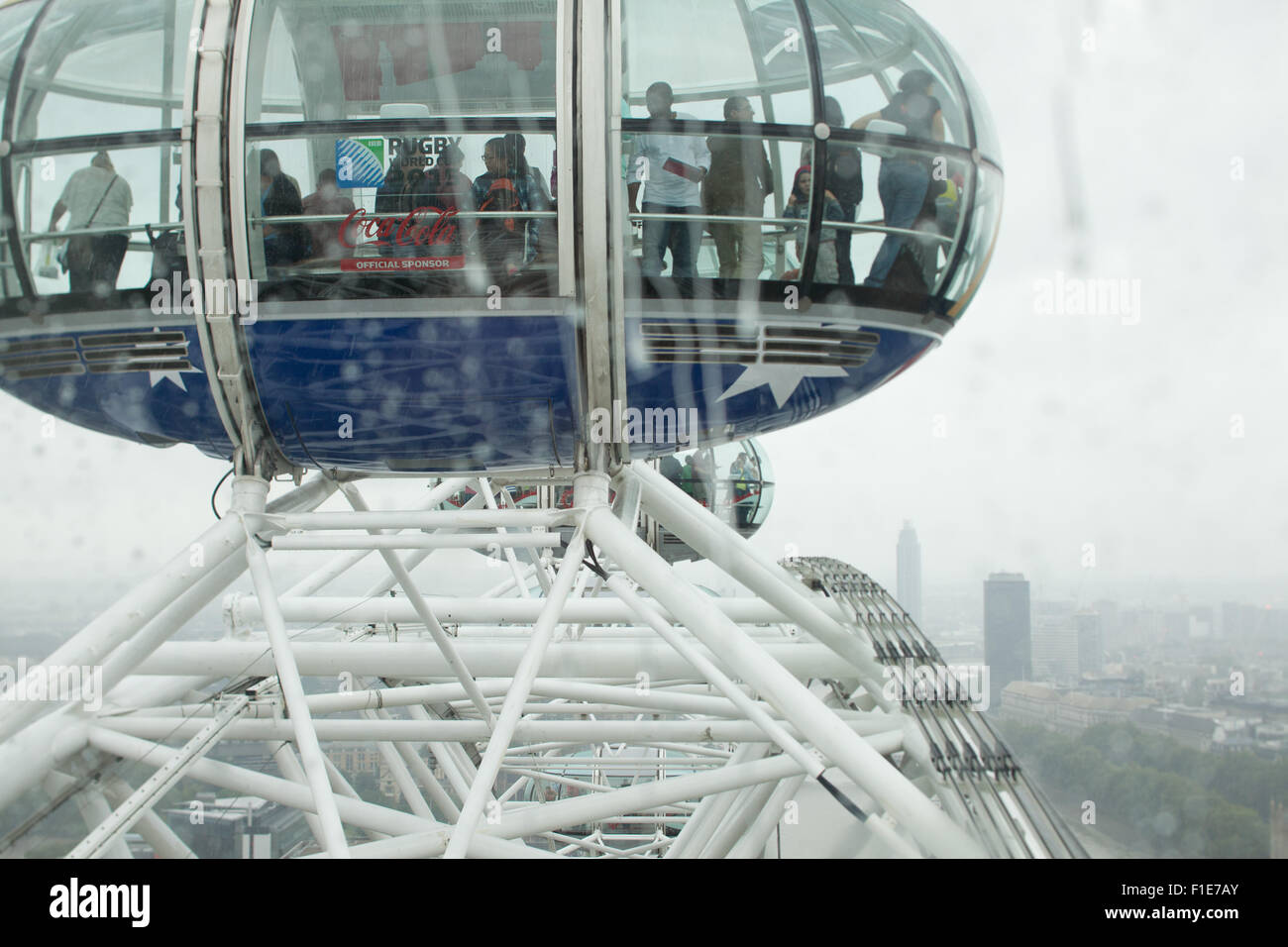 Top London Eye capsule su una piovosa Londra Foto Stock