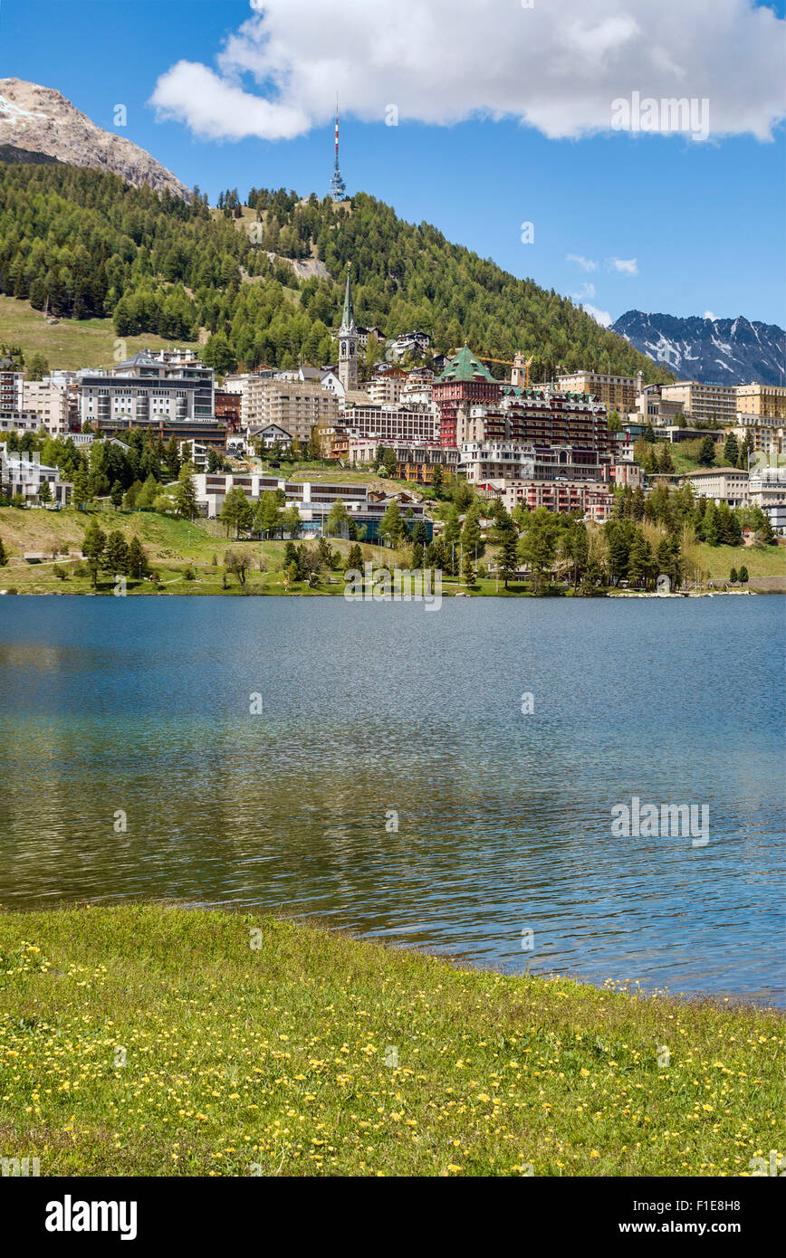St.Moritz e il lago di Springtime, alta Engadina, Svizzera Foto Stock