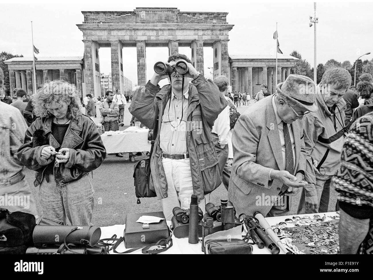 I turisti di acquisto di souvenir di fronte alla Porta di Brandeburgo, Berlino, 1 giorno prima della riunificazione della Germania orientale e la Germania occidentale, Foto Stock