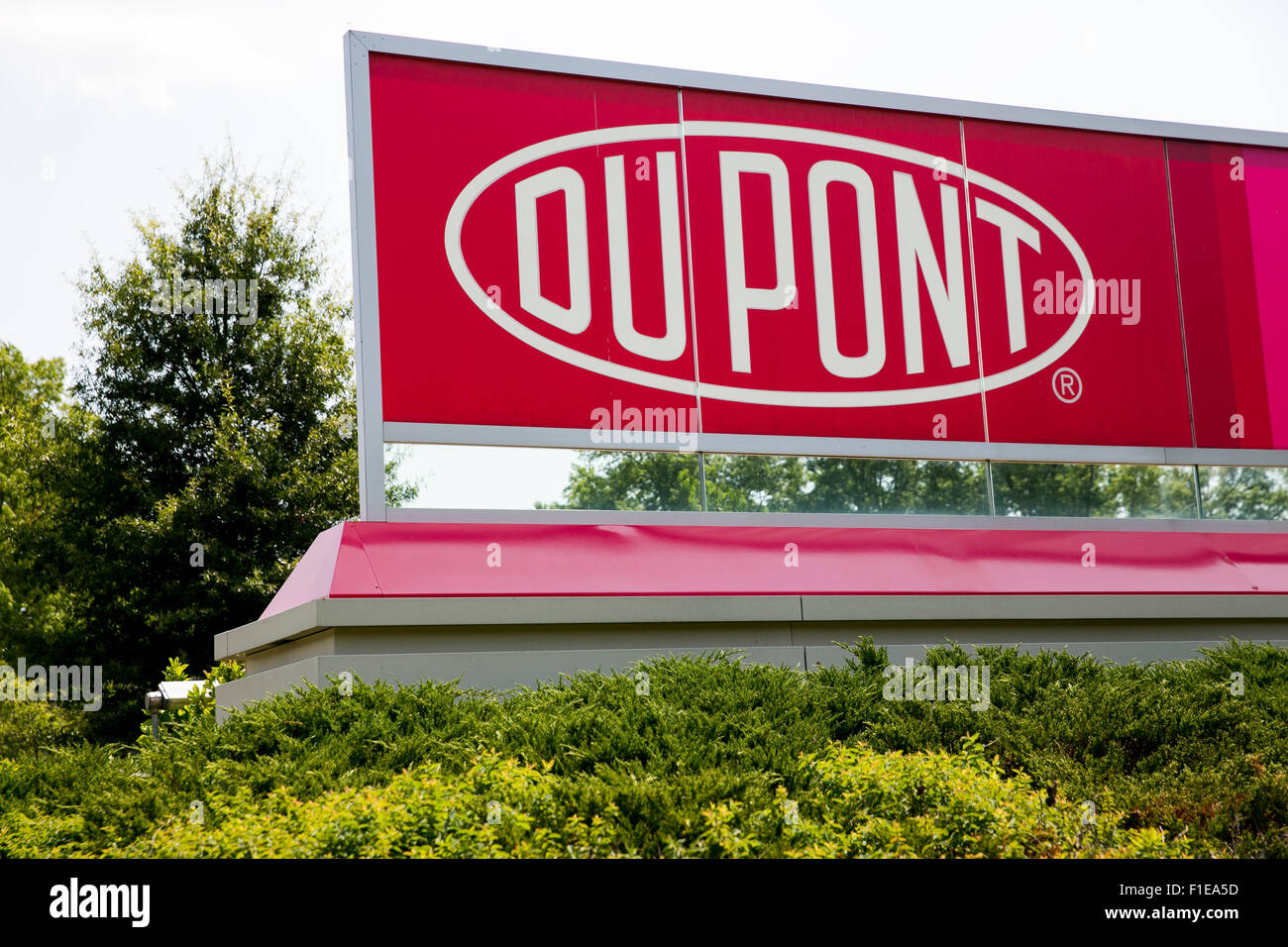 Un logo segno esterno della DuPont Chestnut Run Plaza facility in Wilmington, Delaware il 29 agosto 2015. Foto Stock