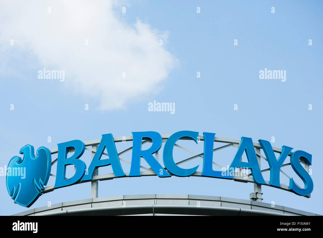 Un segno del logo al di fuori di una struttura occupata da Barclays PLC in Wilmington, Delaware il 29 agosto 2015. Foto Stock