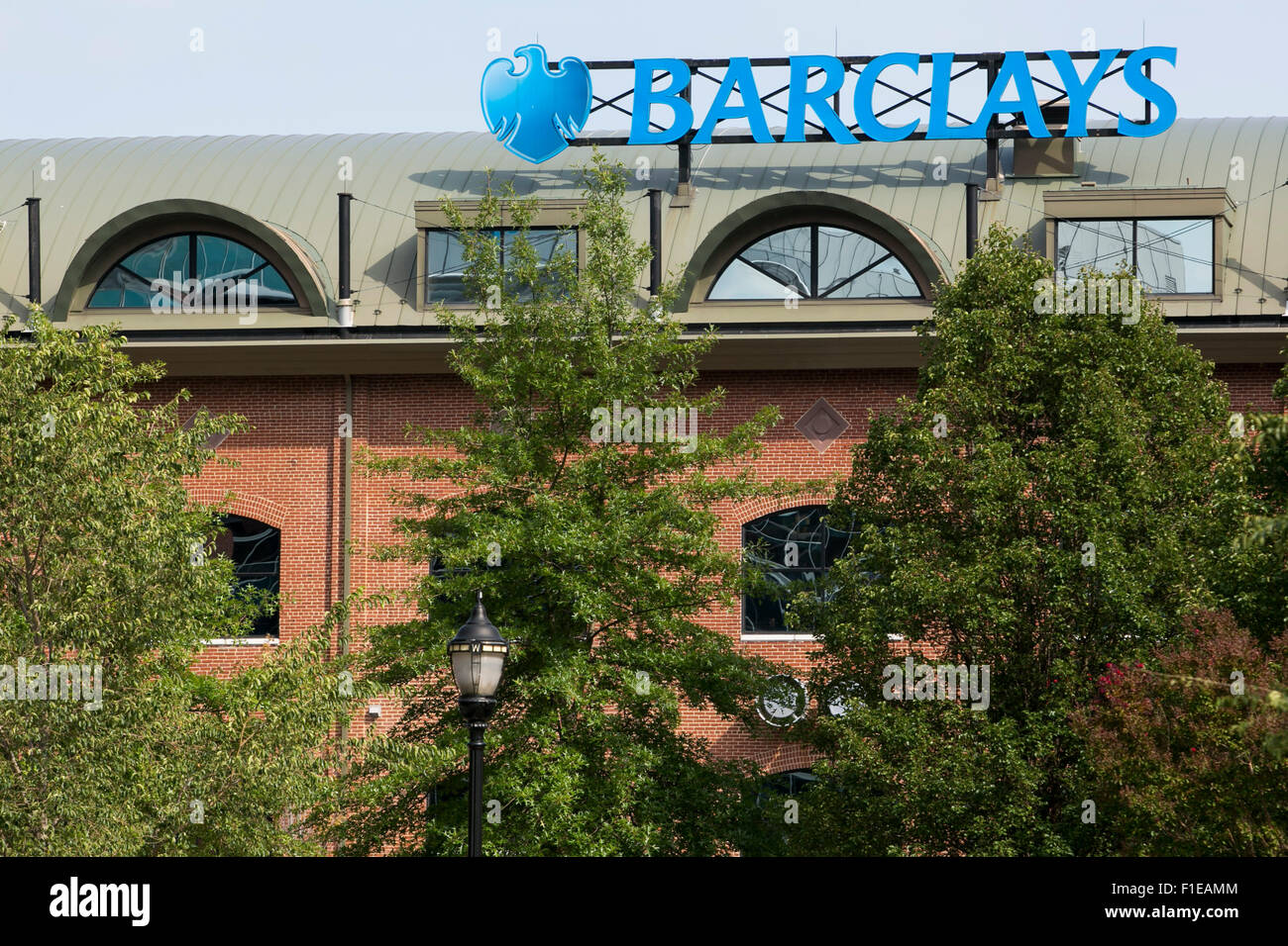 Un segno del logo al di fuori di una struttura occupata da Barclays PLC in Wilmington, Delaware il 29 agosto 2015. Foto Stock