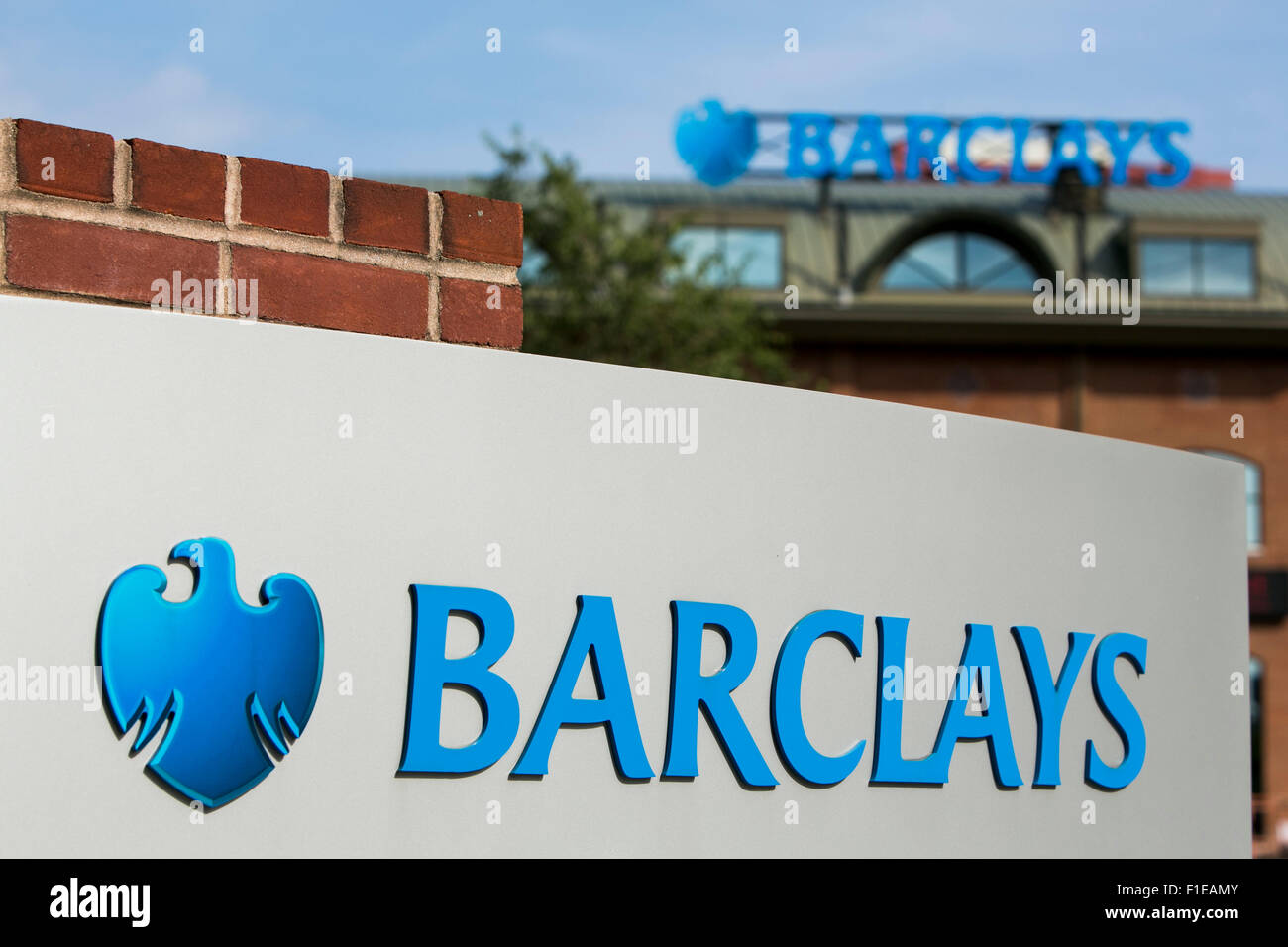 Un segno del logo al di fuori di una struttura occupata da Barclays PLC in Wilmington, Delaware il 29 agosto 2015. Foto Stock