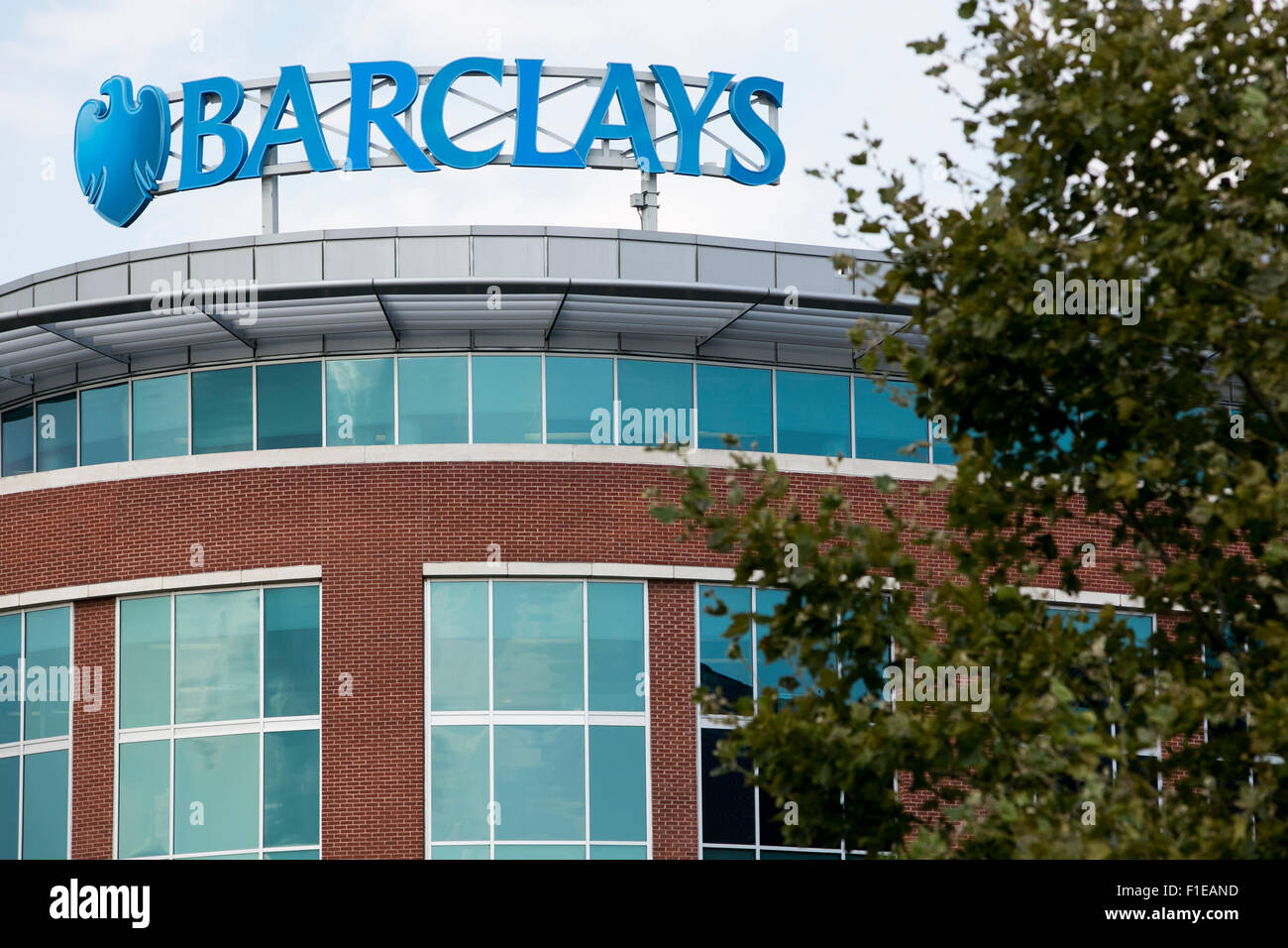 Un segno del logo al di fuori di una struttura occupata da Barclays PLC in Wilmington, Delaware il 29 agosto 2015. Foto Stock