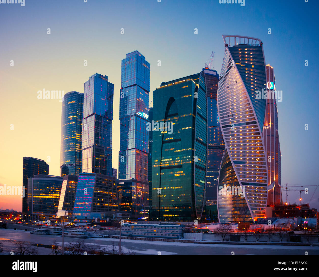 I grattacieli illuminati edifici della città di Mosca complesso aziendale al crepuscolo, Mosca, Russia. Foto Stock