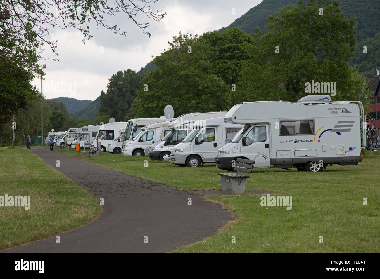 Linea di camper parcheggiato su stellplatz St Aldegund Fiume Mosella Germania Foto Stock