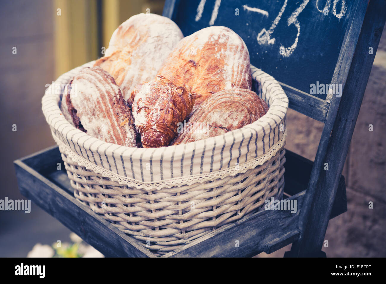 Pane integrale in un cestello in panetteria. Foto Stock