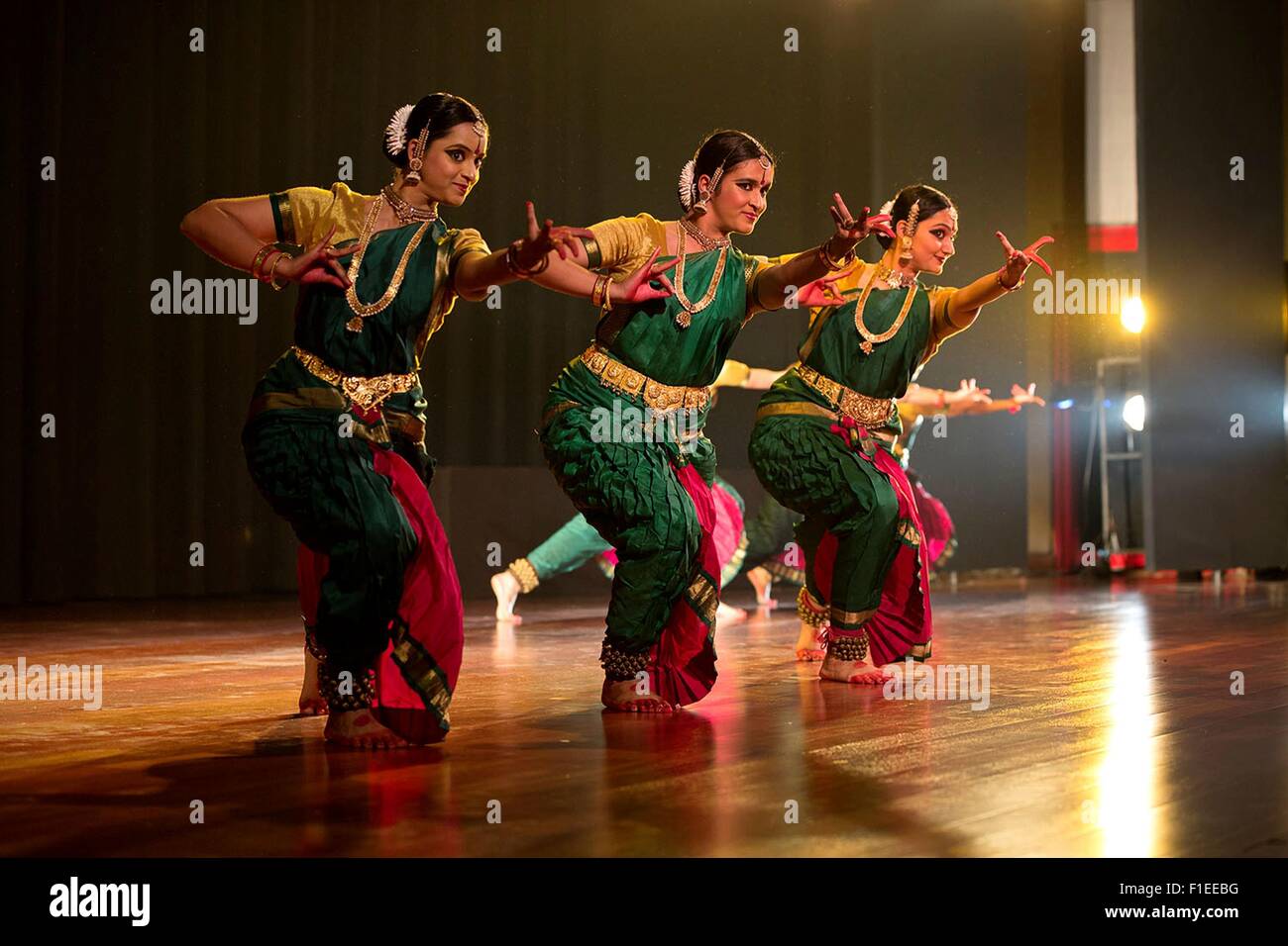 La tradizione indiana ballerini eseguono durante una manifestazione culturale prima di Stato la cena in onore di U.S. Il presidente Barack Obama e la First Lady Michelle Obama a Rashtrapati Bhawan Gennaio 25, 2015 a New Delhi, India. Foto Stock