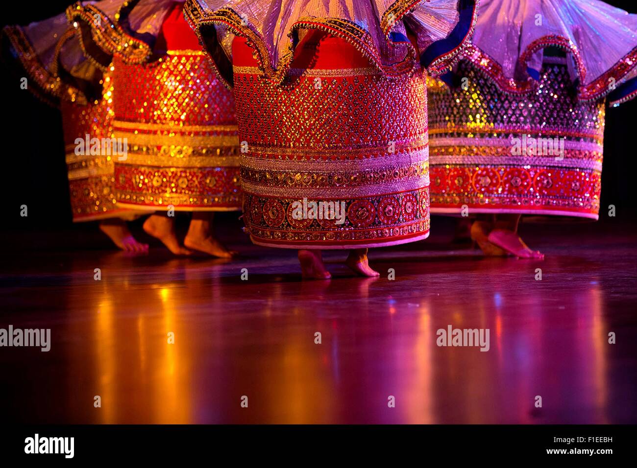La tradizione indiana ballerini eseguono durante una manifestazione culturale prima di Stato la cena in onore di U.S. Il presidente Barack Obama e la First Lady Michelle Obama a Rashtrapati Bhawan Gennaio 25, 2015 a New Delhi, India. Foto Stock