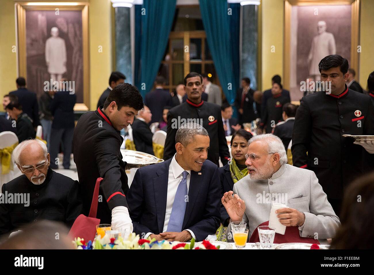 Stati Uniti Il presidente Barack Obama ascolta al Primo Ministro indiano Narendra modi durante la cena di Stato a Rashtrapati Bhawan Gennaio 25, 2015 a New Delhi, India. Foto Stock