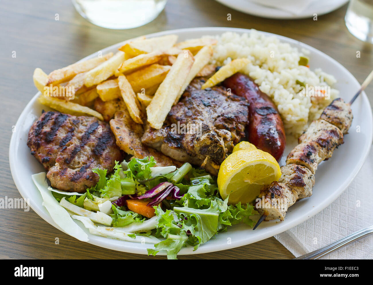 Mescolare la piastra di carne con patate fritte, cibo greco Foto Stock