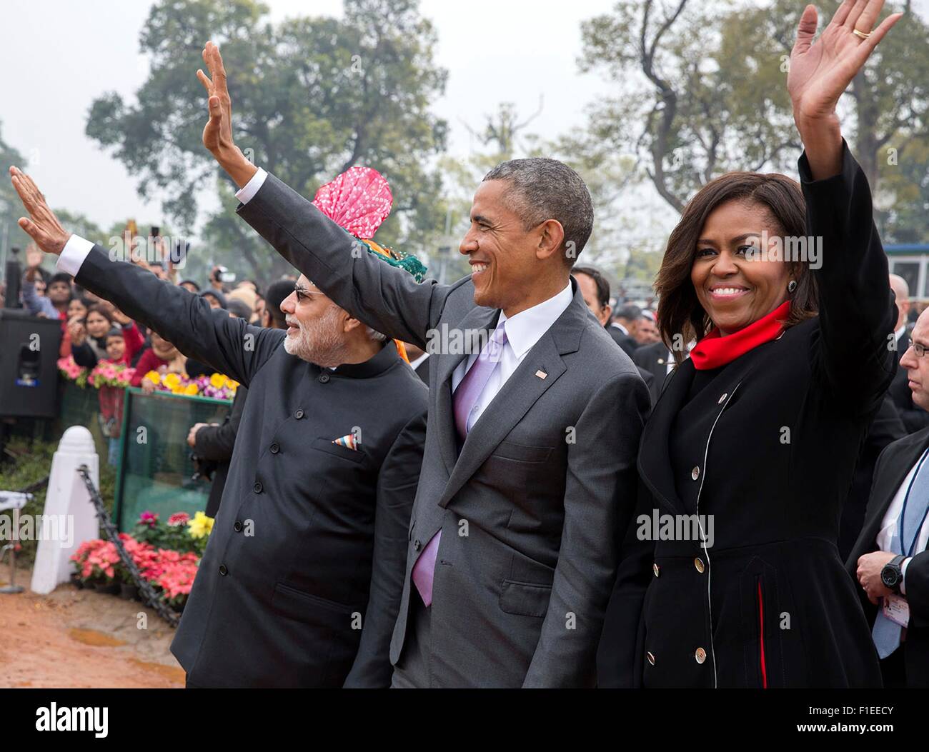 Stati Uniti Il presidente Barack Obama e la First Lady Michelle Obama unisciti a Primo Ministro indiano Narendra Modi a salutare la folla dopo il Giorno della Repubblica Parade Gennaio 26, 2015 a New Delhi, India. Foto Stock