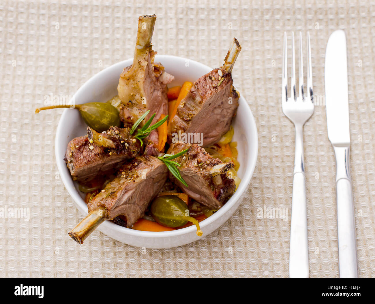 Grigliata di carré di agnello con cipolla carota e capperi, vista dall'alto Foto Stock