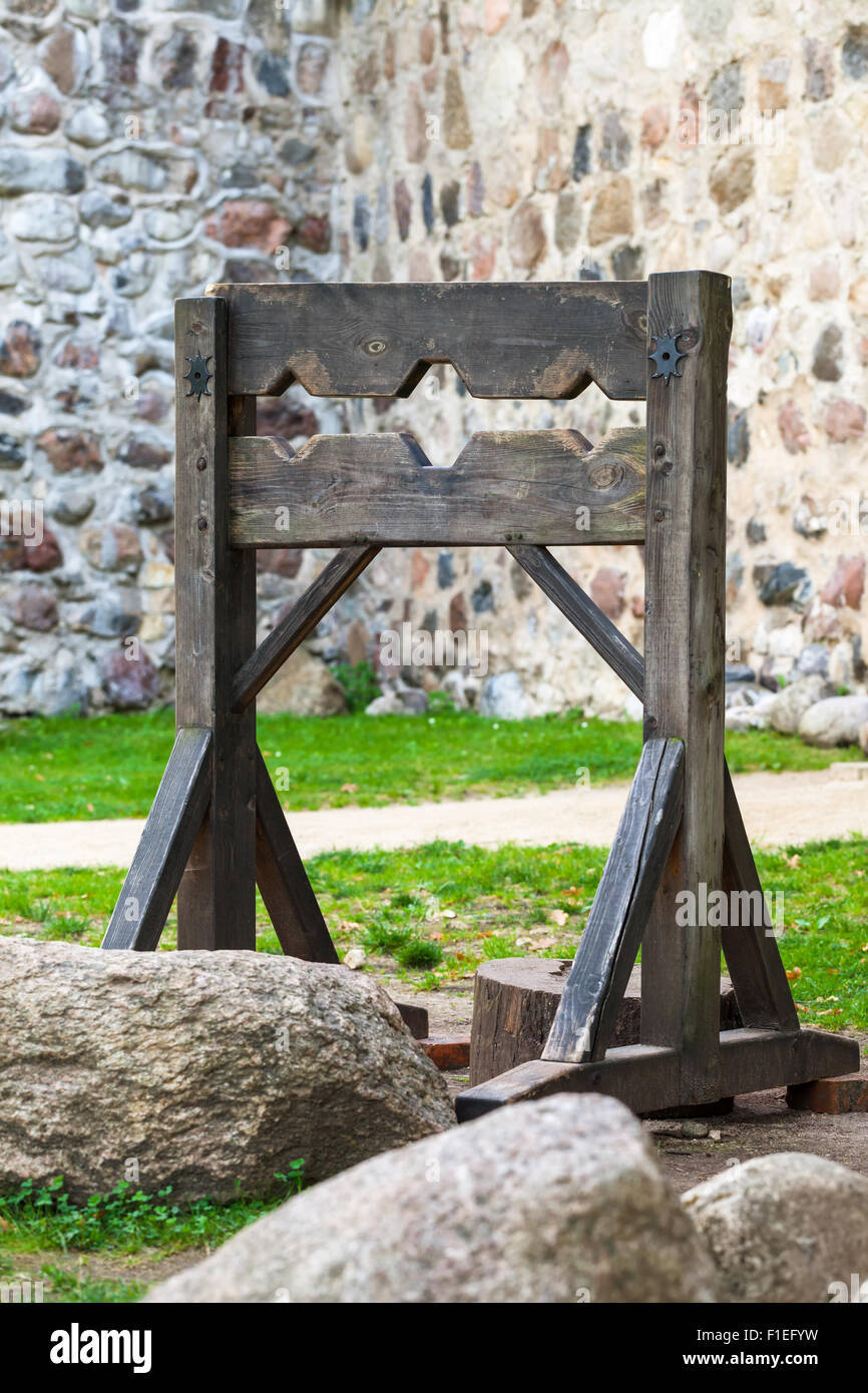 In legno di tortura medievale dispositivo, antica gogna. Foto Stock