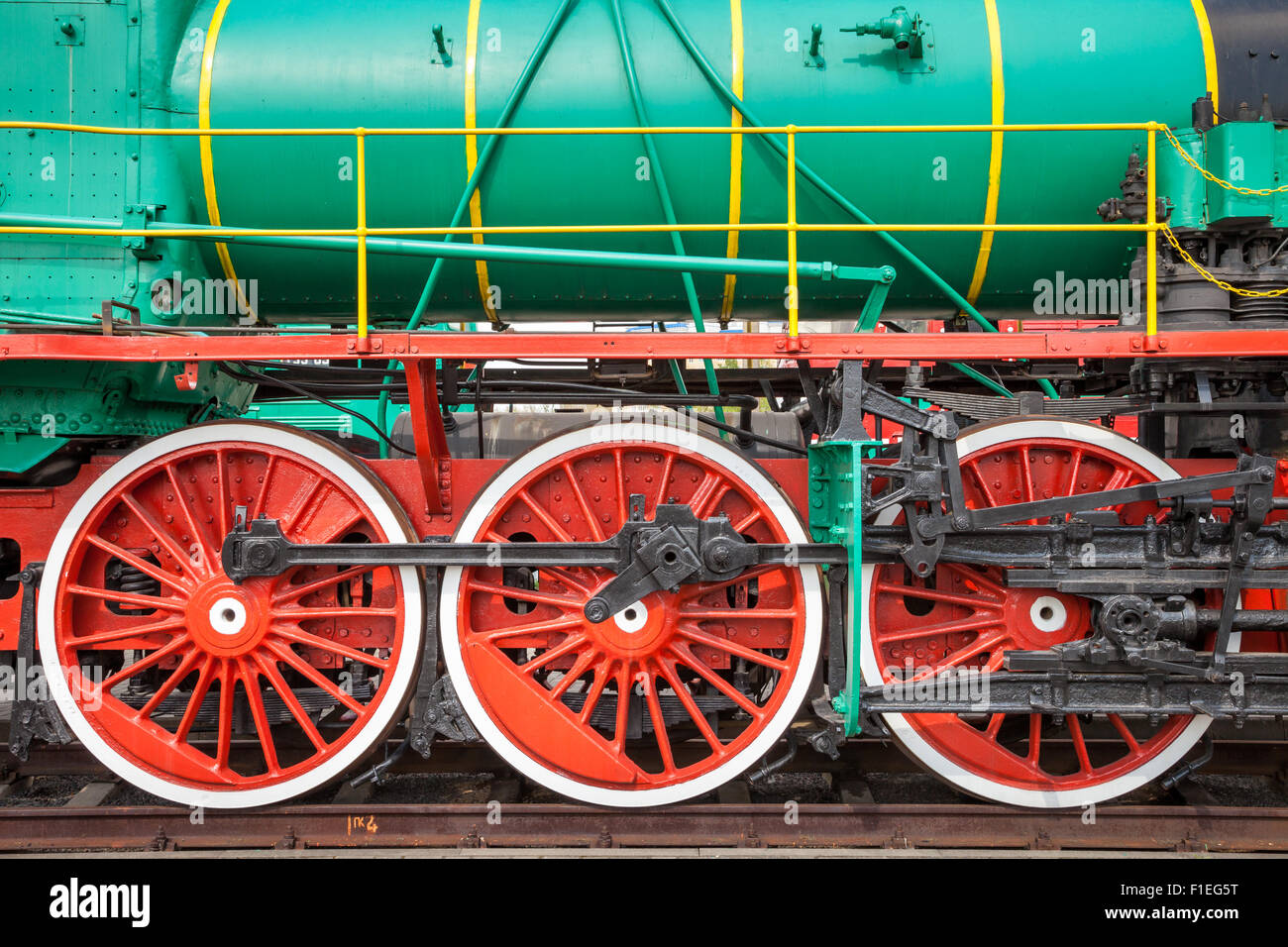 Frammento della vecchia locomotiva a vapore su rotaie Foto Stock