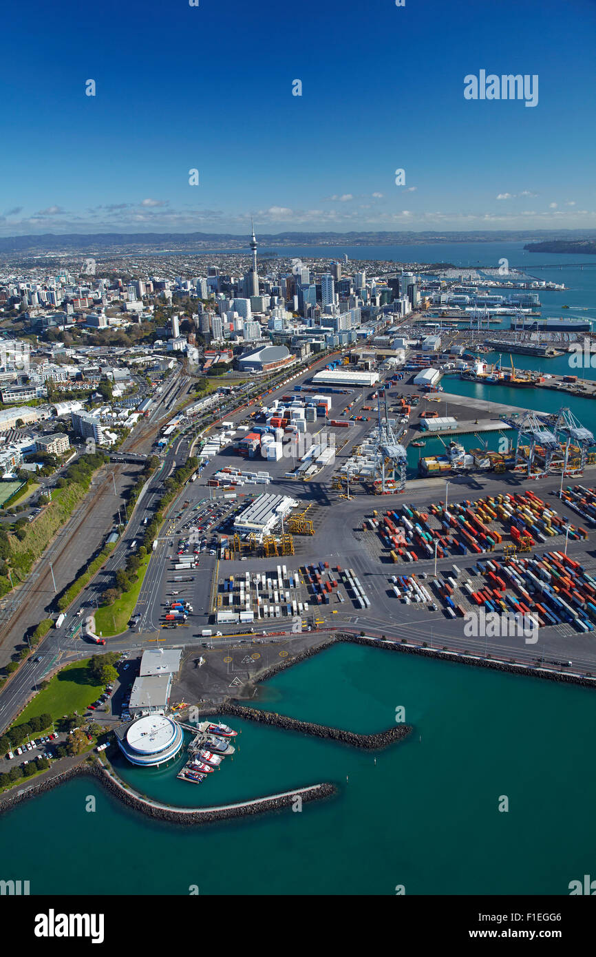 Giudici Bay, porti di Auckland, Waterfront, dal porto di Waitemata e il CBD di Auckland, Isola del nord, Nuova Zelanda - aerial Foto Stock