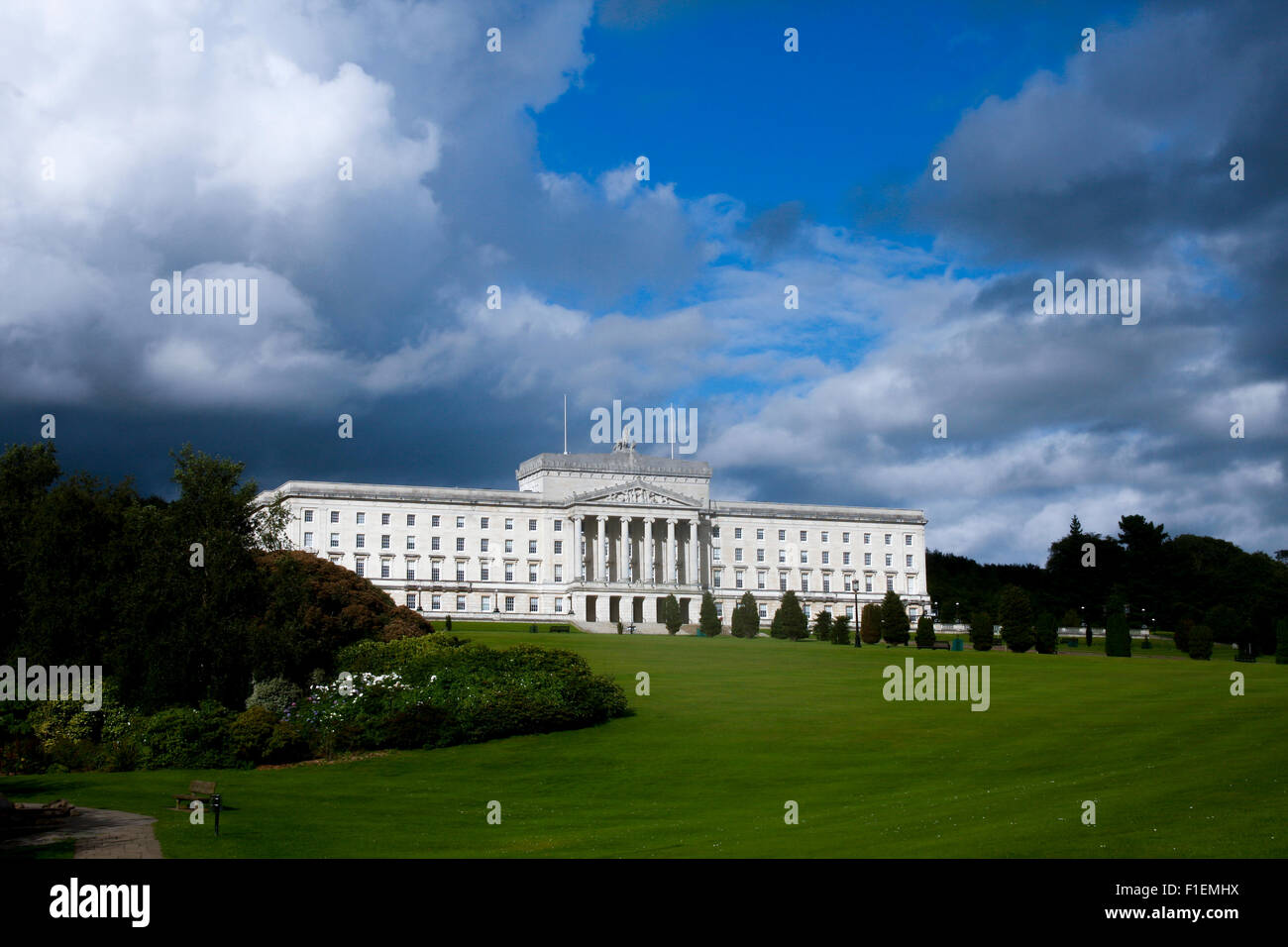 Dark nuvole temporalesche raccolta su Irlanda del Nord Executive - Gli edifici del Parlamento europeo, Stormont, Belfast Foto Stock