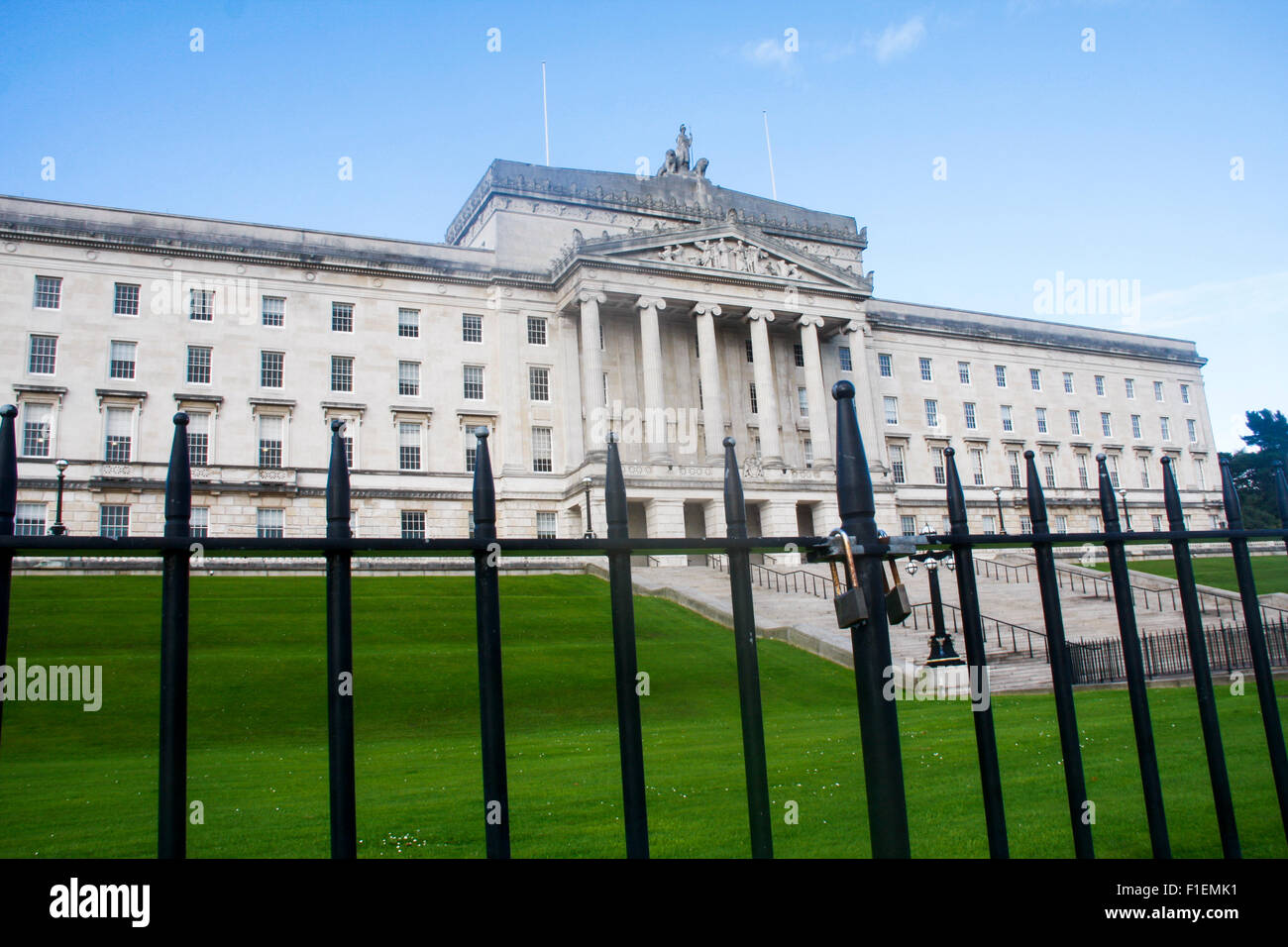Il cancello di fronte a Irlanda del Nord Executive - Gli edifici del Parlamento europeo, Stormont, Belfast Foto Stock