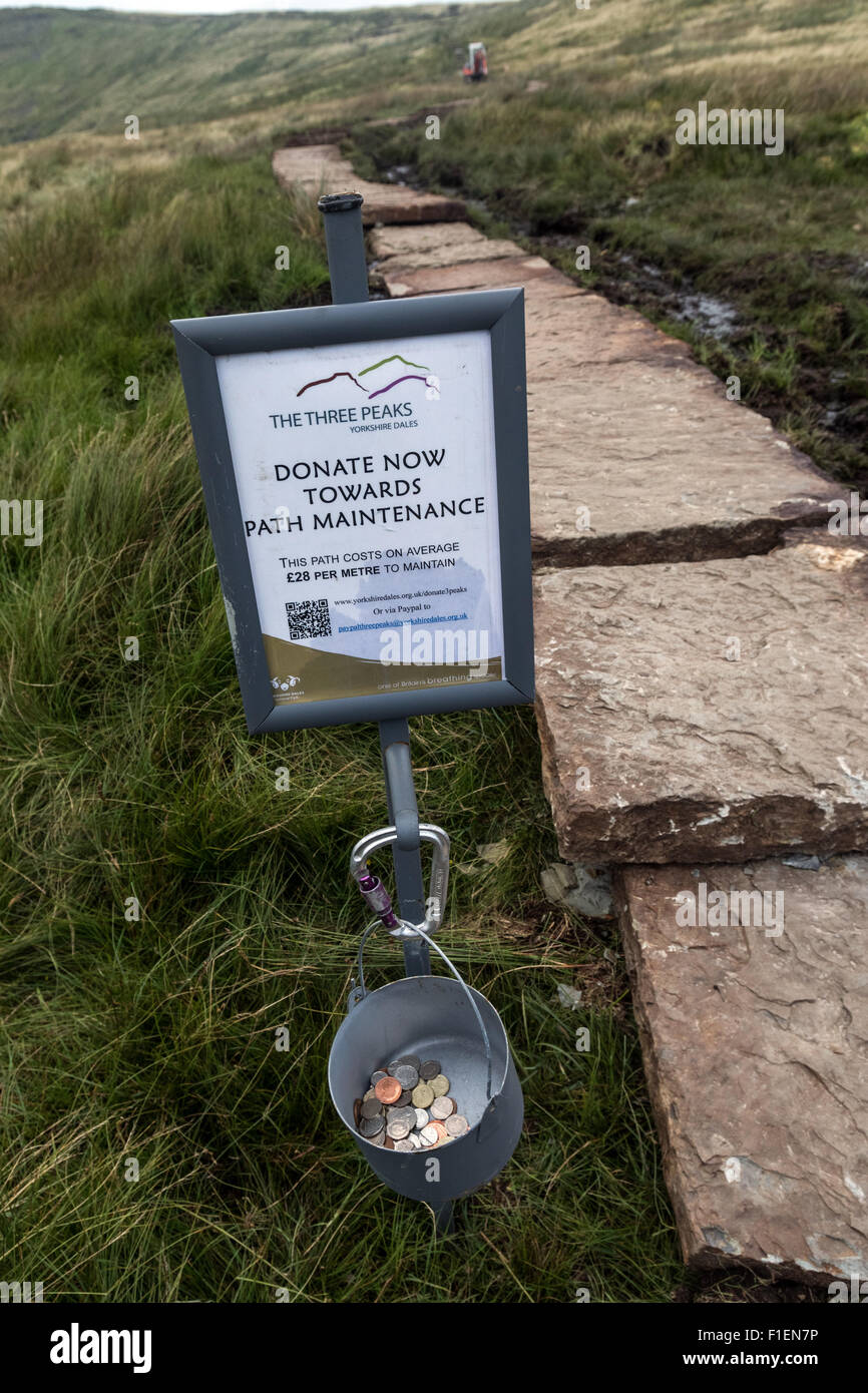 Una benna di raccolta sul sentiero fino Whernside nel Yorkshire Dales, chiedendo donazioni verso il percorso di restauro Foto Stock