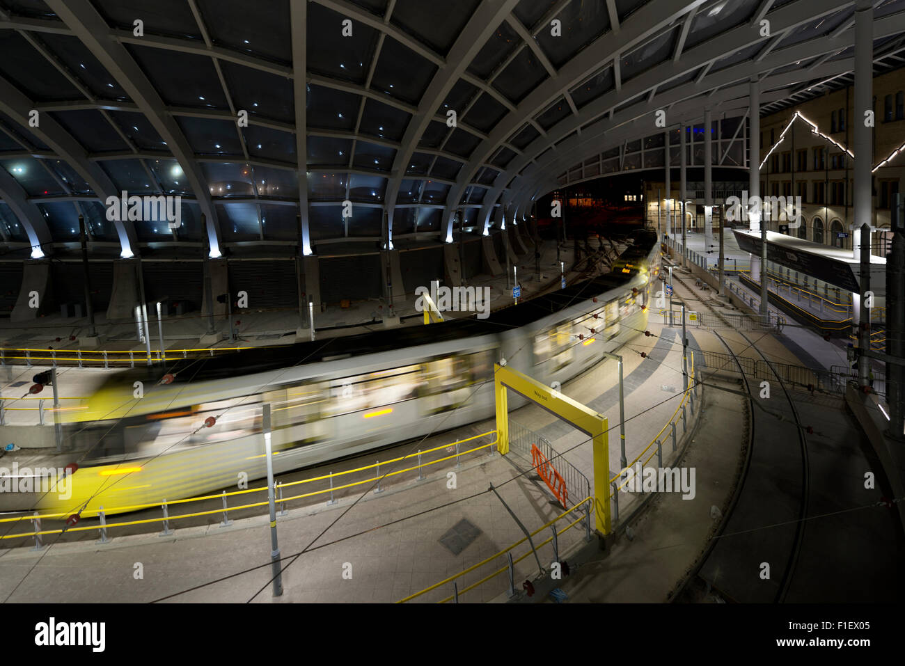 L'area interna del rinnovato Victoria Station a Manchester, dotato della Metrolink LRT stop Foto Stock