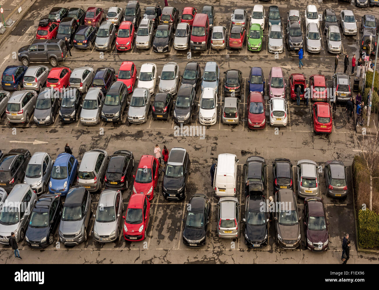 Vista dalla cima di Cliffords Tower, York: automobili parcheggiate nel consiglio il parco auto Foto Stock