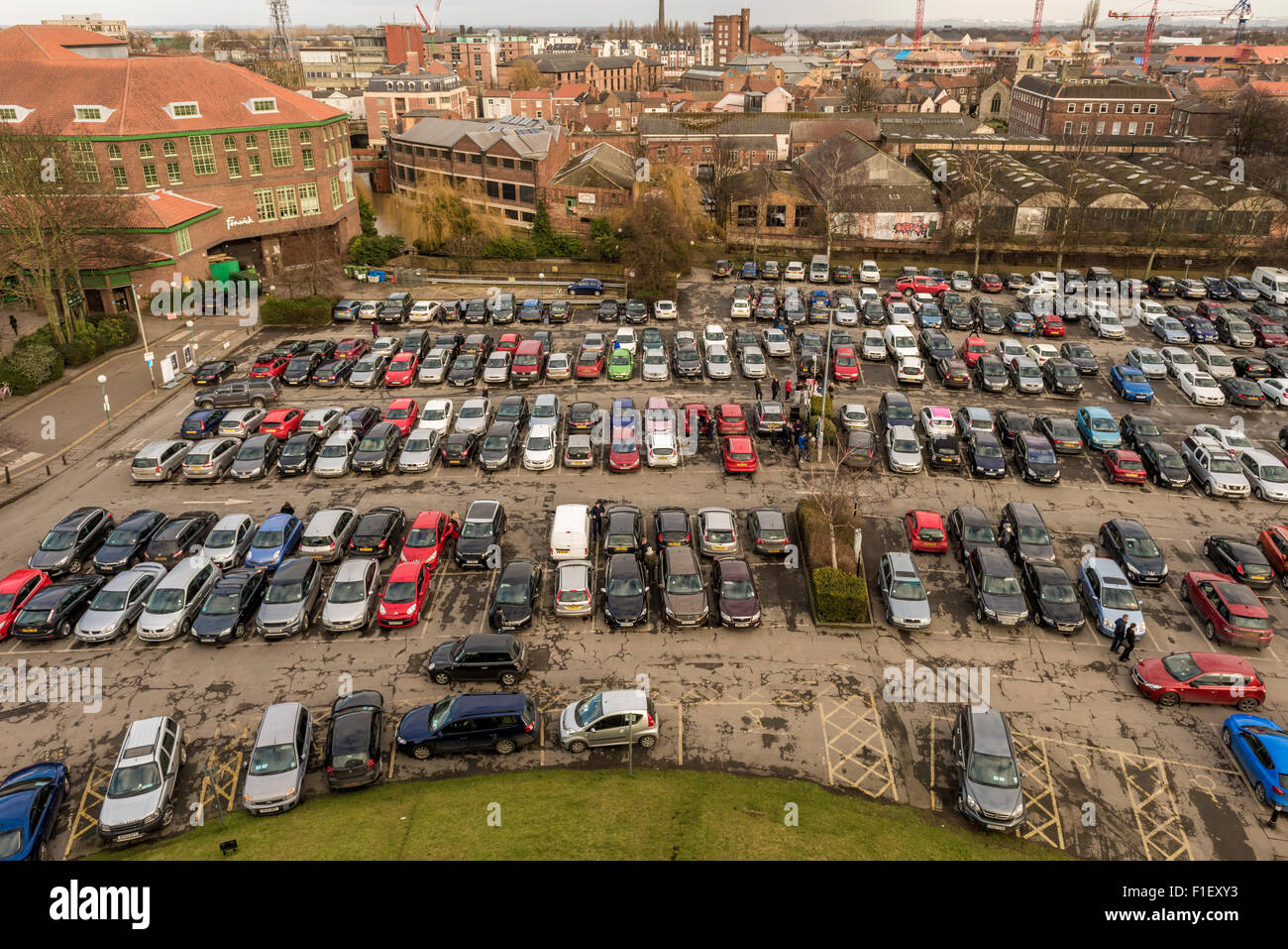 Vista dalla cima di Cliffords Tower, York: automobili parcheggiate nel consiglio il parco auto Foto Stock