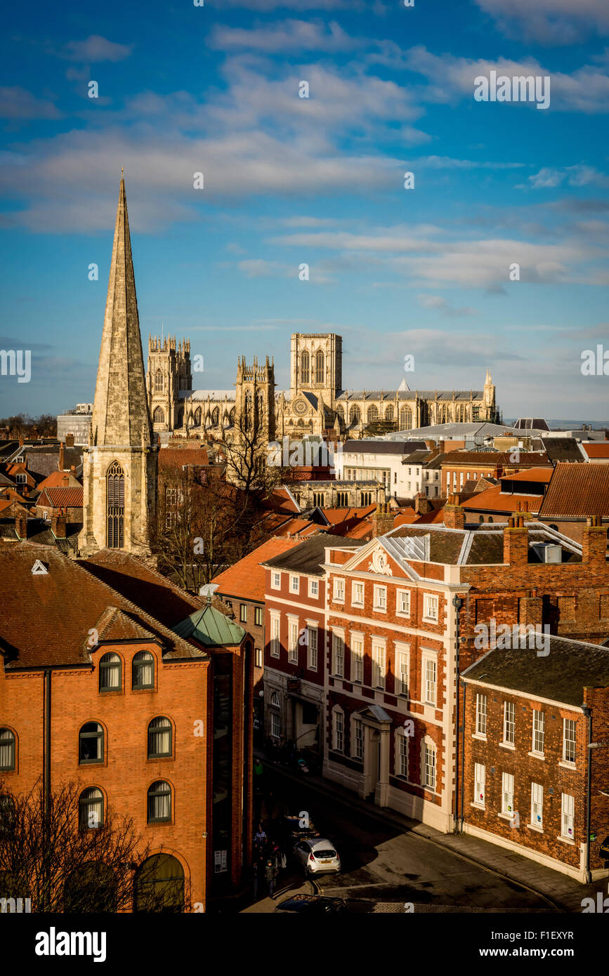 Vista dalla cima di Cliffords Tower, York: York Minster e dello skyline della città Foto Stock