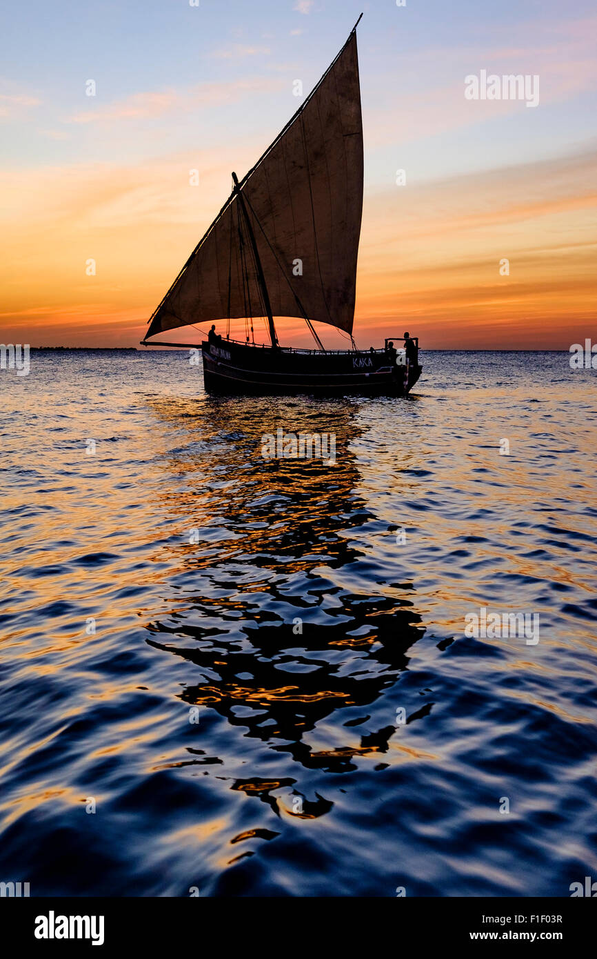 Dhow arabi Zanzibar Tanzania Africa al tramonto Foto Stock