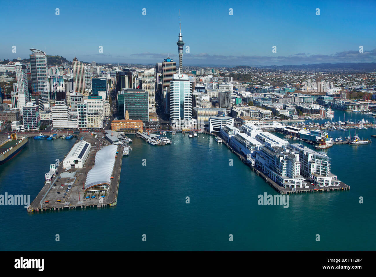 'Cloud' degli eventi, Queen's Wharf, Ferry Terminal, Sky Tower e Hilton Hotel di Auckland waterfront, Auckland, Nuova Zelanda - aerial Foto Stock