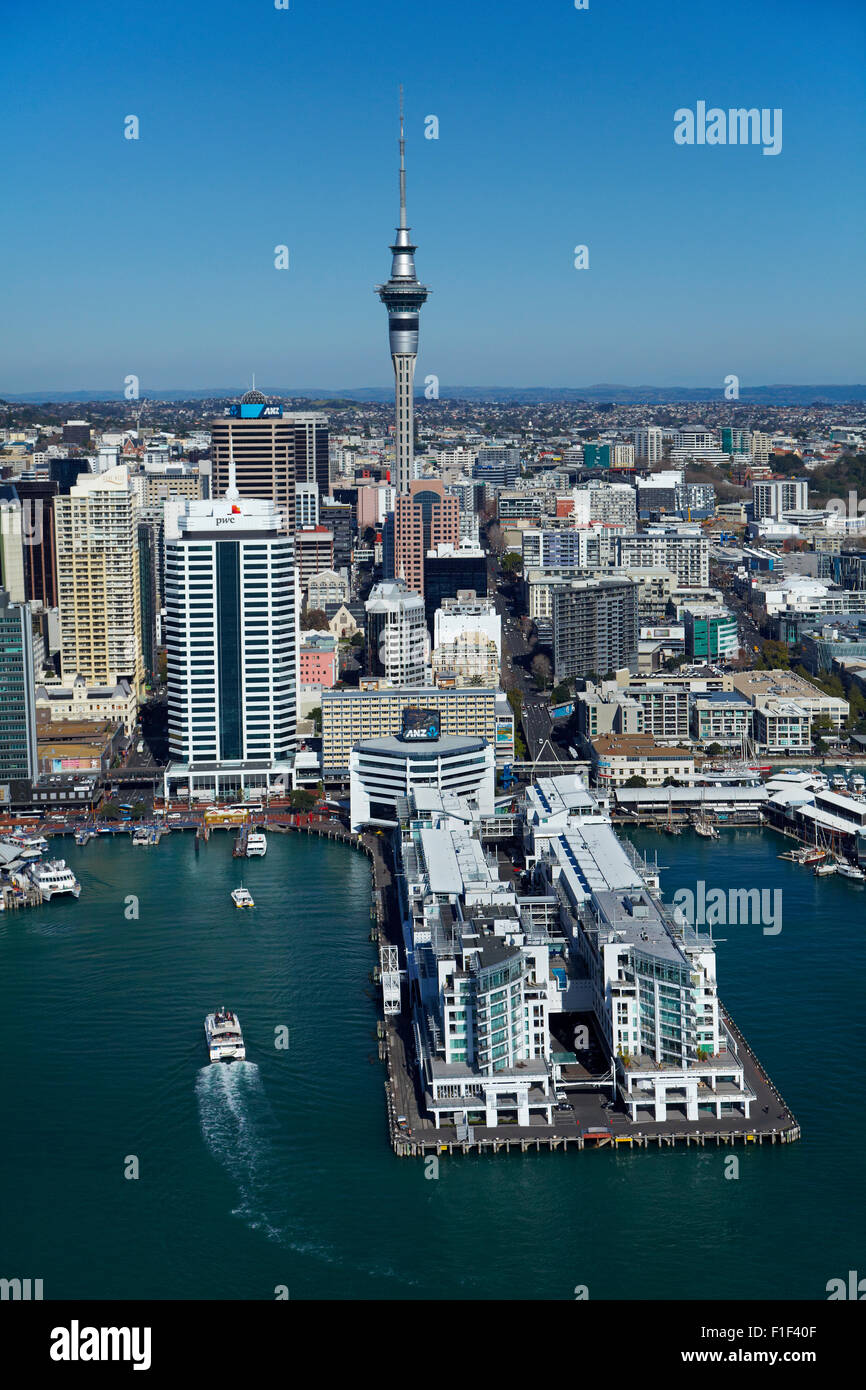 Hotel Hilton, Sky Tower e Auckland waterfront, Auckland, Isola del nord, Nuova Zelanda - aerial Foto Stock