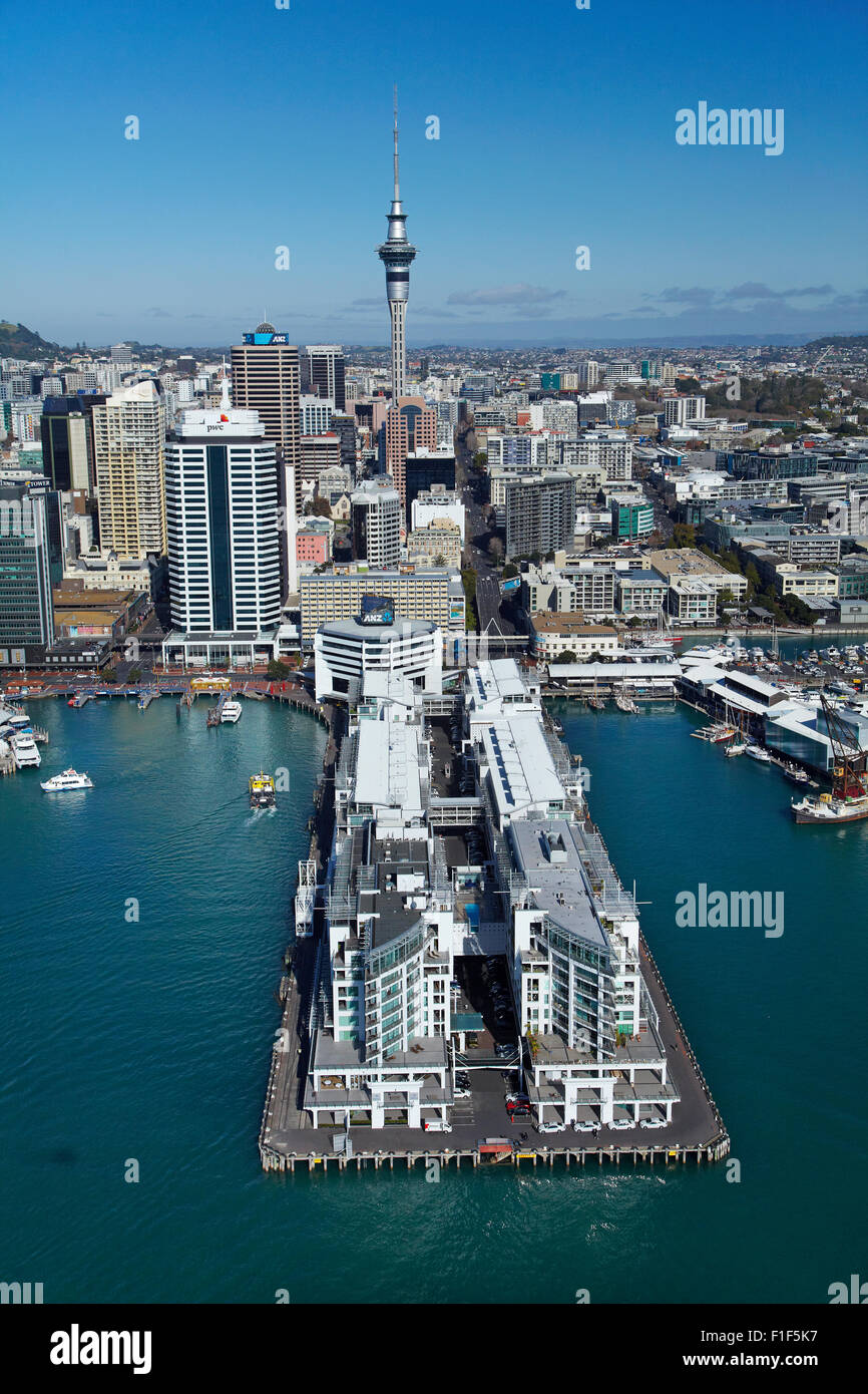 Hotel Hilton, Princes Wharf, Sky Tower e Auckland waterfront, Auckland, Isola del nord, Nuova Zelanda - aerial Foto Stock