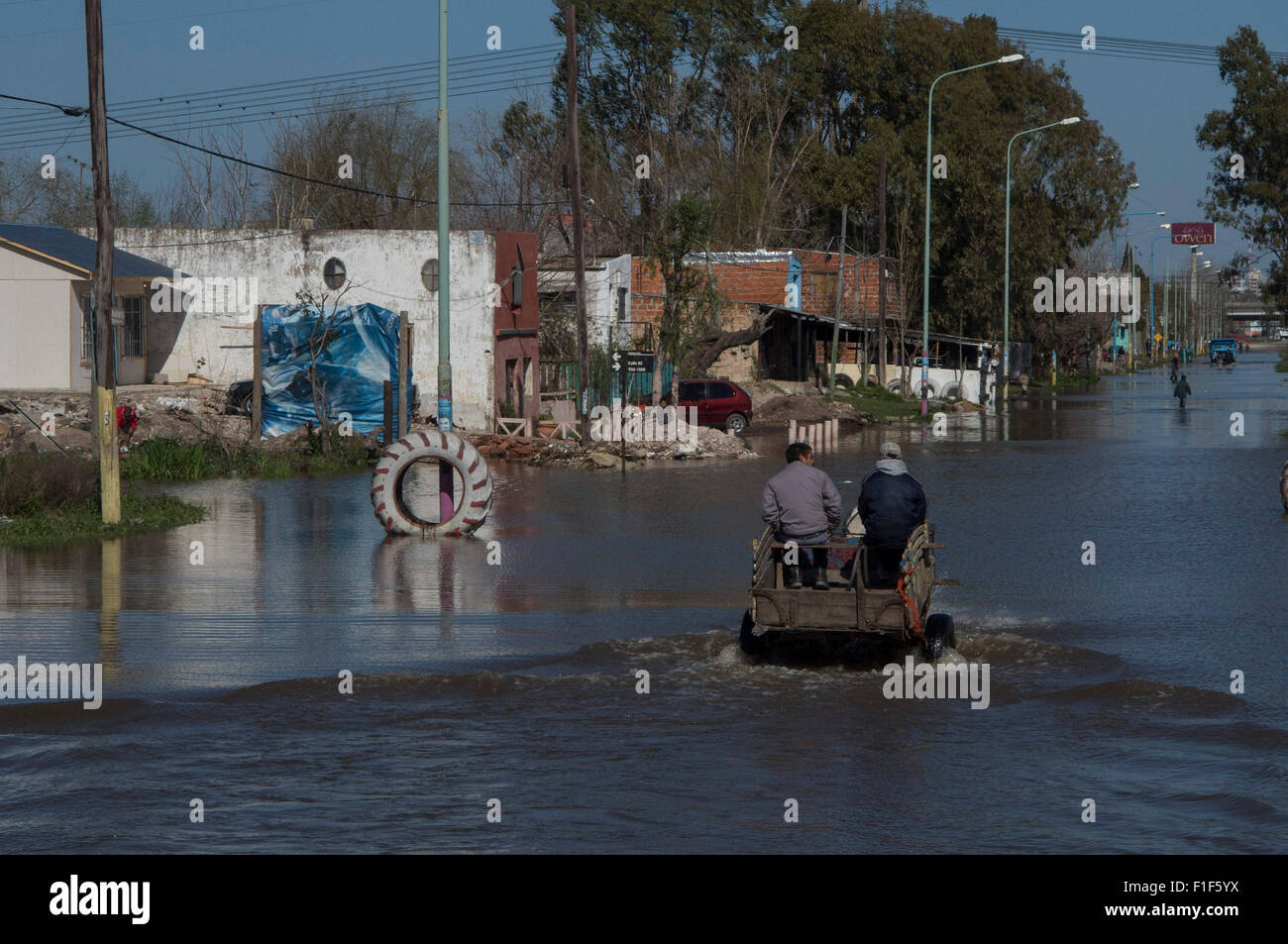 Quilmes Argentina. 1 Sep, 2015. I residenti passano attraverso l'alluvione di Quilmes Città, Provincia di Buenos Aires, Argentina, il 7 settembre 1, 2015. Circa 150 persone sono state evacuate a causa del'sudestada', un fenomeno meteorologico, secondo la stampa locale di informazioni. © Carlos Brigo/TELAM/Xinhua/Alamy Live News Foto Stock