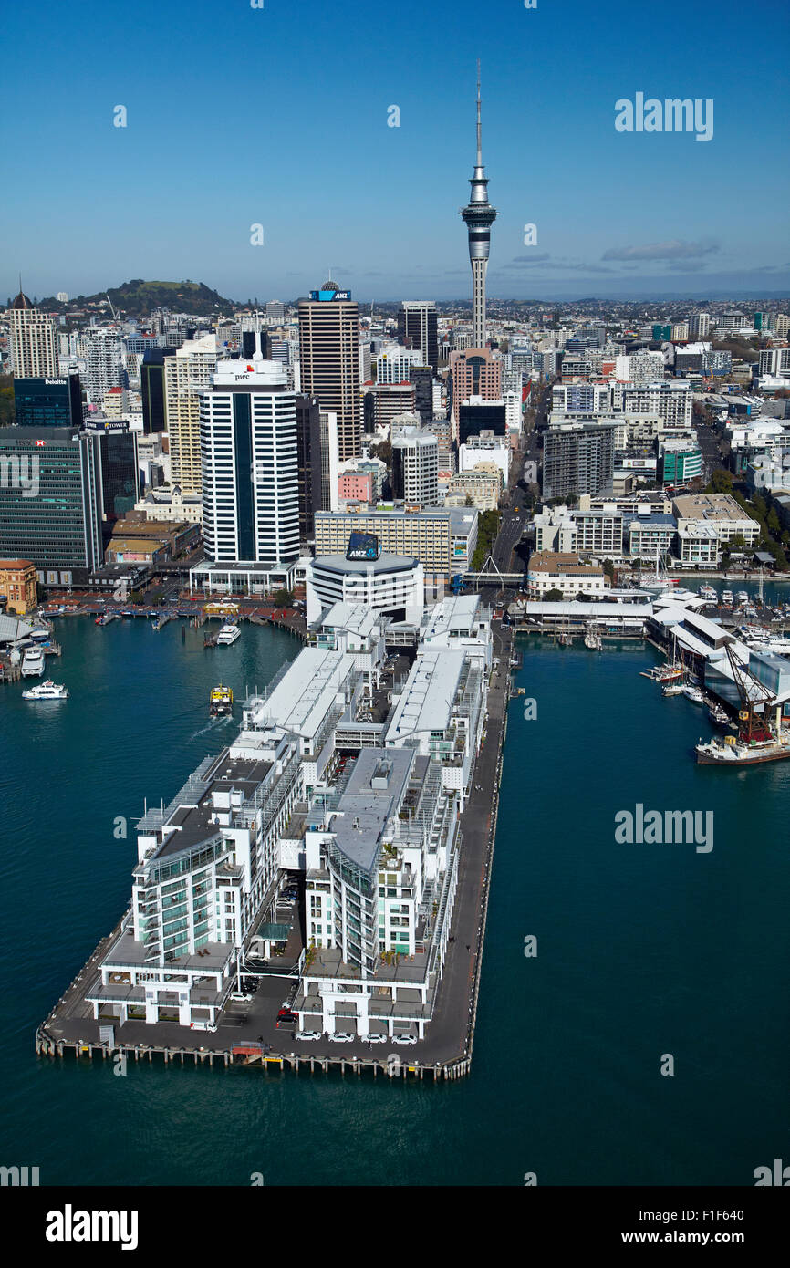 Hotel Hilton, Princes Wharf, Sky Tower e Auckland waterfront, Auckland, Isola del nord, Nuova Zelanda - aerial Foto Stock