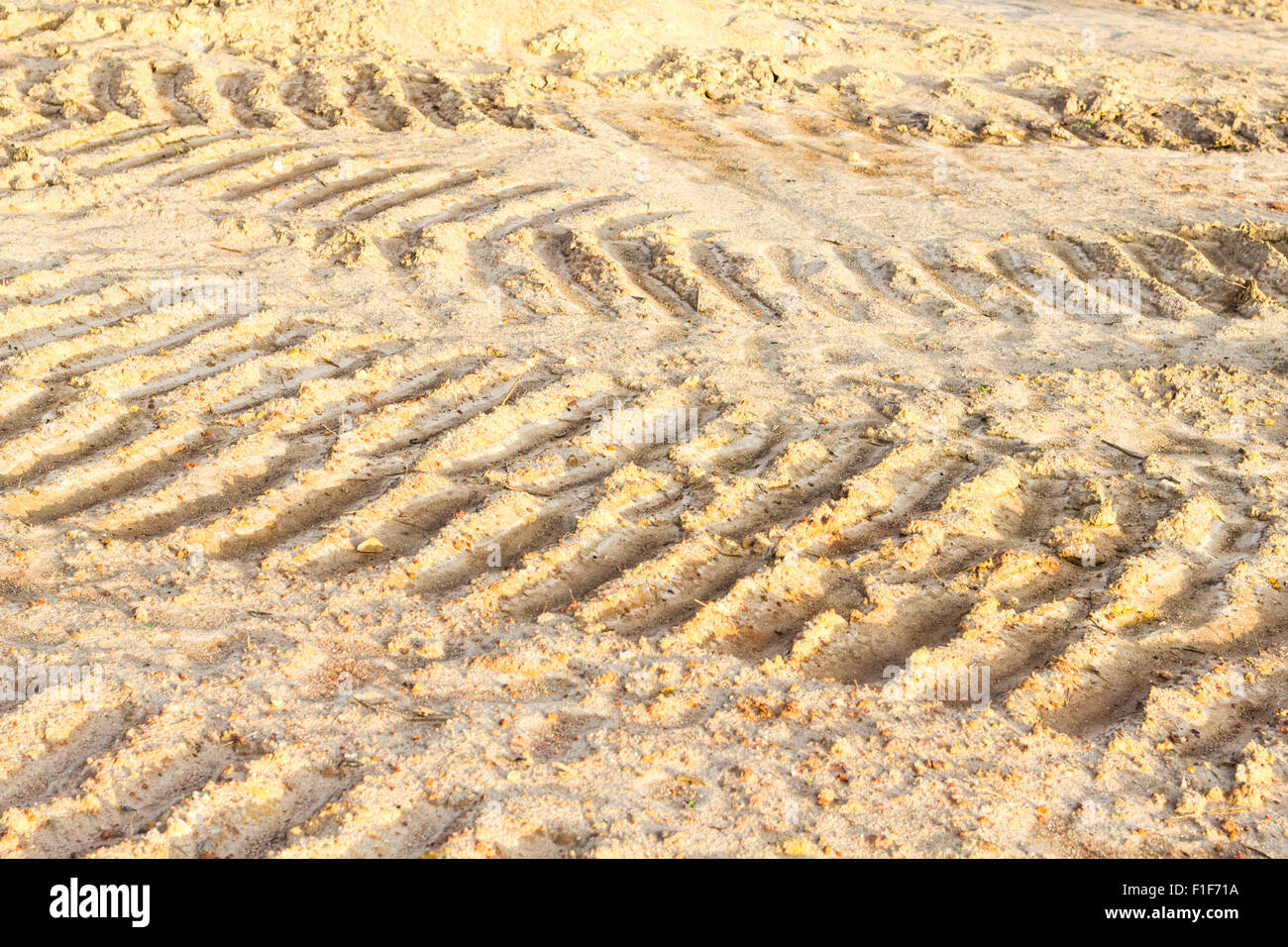 Traccia di ruota e piede stampa sulla strada di argilla Foto Stock