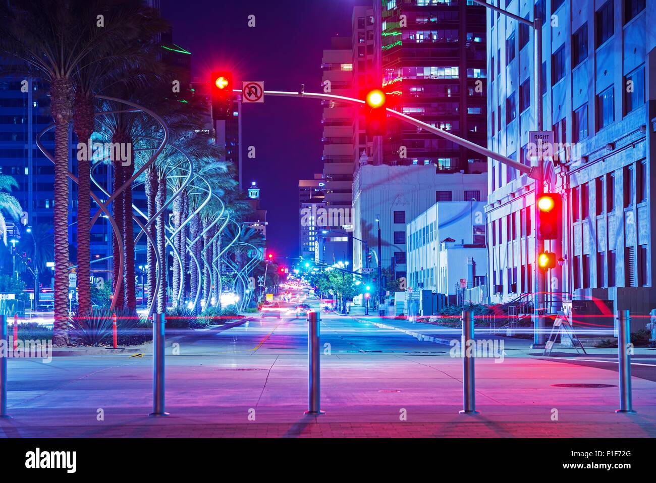 San Diego Centro Citta' intersezione di notte. Luci rosse di semafori. San Diego, California, Stati Uniti d'America. Foto Stock