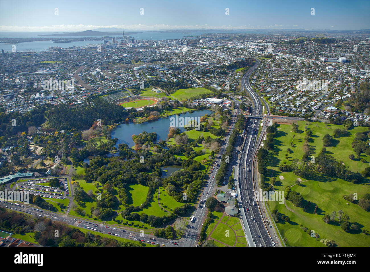 Lo zoo di Auckland, Western Springs, nel nord-ovest autostrada, e Chamberlain Park Campo da Golf, Auckland, North, Nuova Zelanda - antenna Foto Stock
