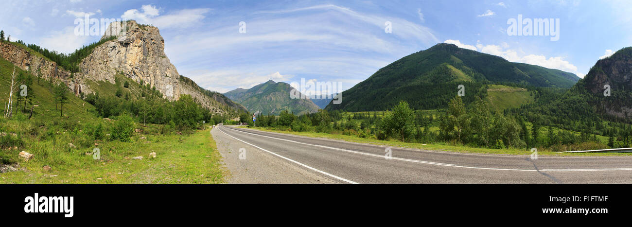 Il bellissimo panorama di Chuysky Trakt nelle montagne di Altai. Foto Stock