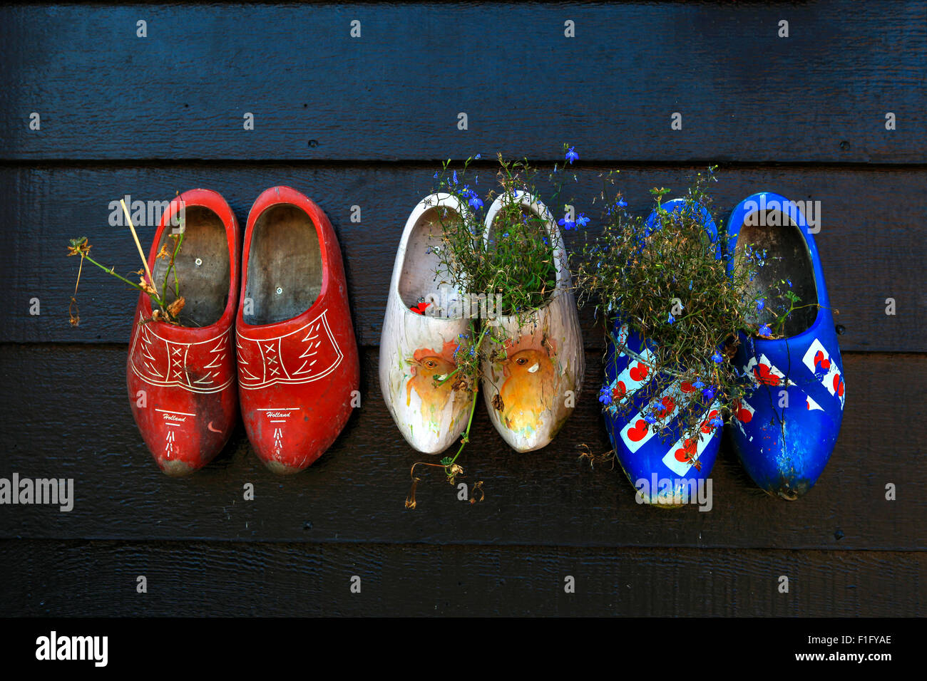 Colorato zoccoli di legno scuro su pannelli in legno Foto Stock