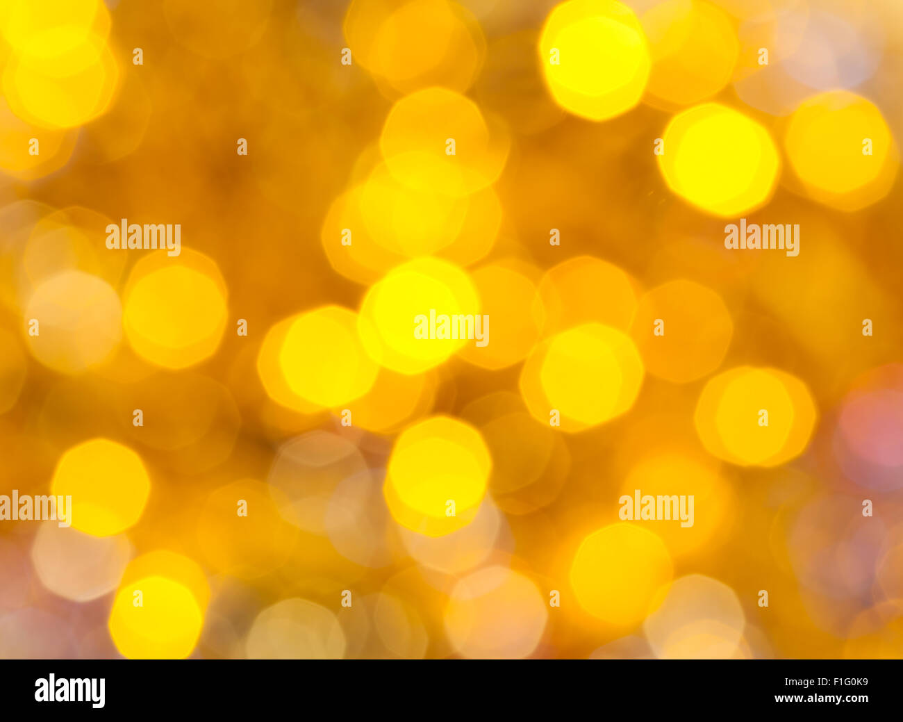 Abstract sfondo sfocato - giallo scintillanti luci di Natale bokeh di le ghirlande elettriche su albero di Natale Foto Stock
