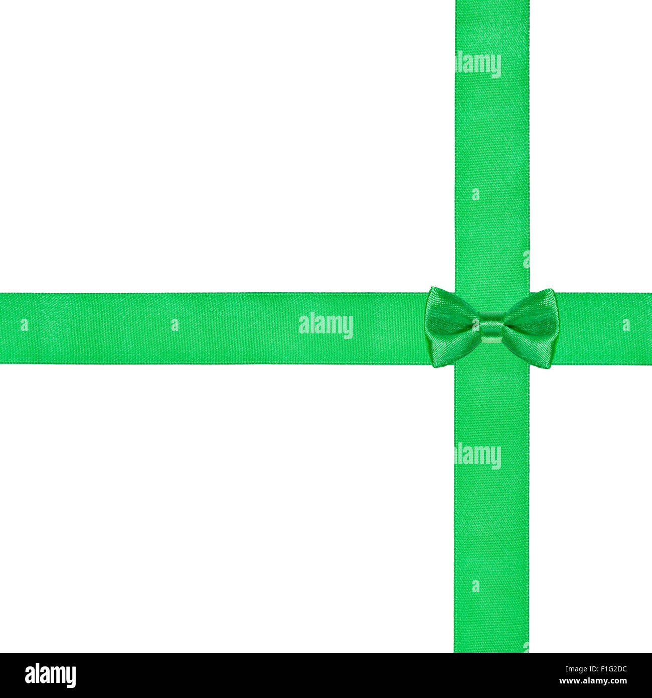 Un po' di verde nodo di prua sulla traversata di due nastri di raso isolati su sfondo bianco Foto Stock