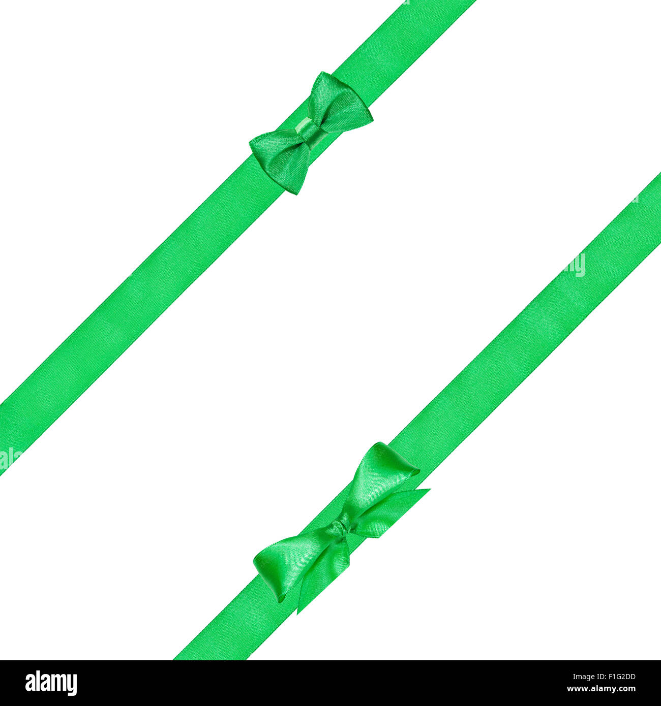 Verde di due nodi di prua sulla diagonale di due nastri di raso isolati su sfondo bianco Foto Stock