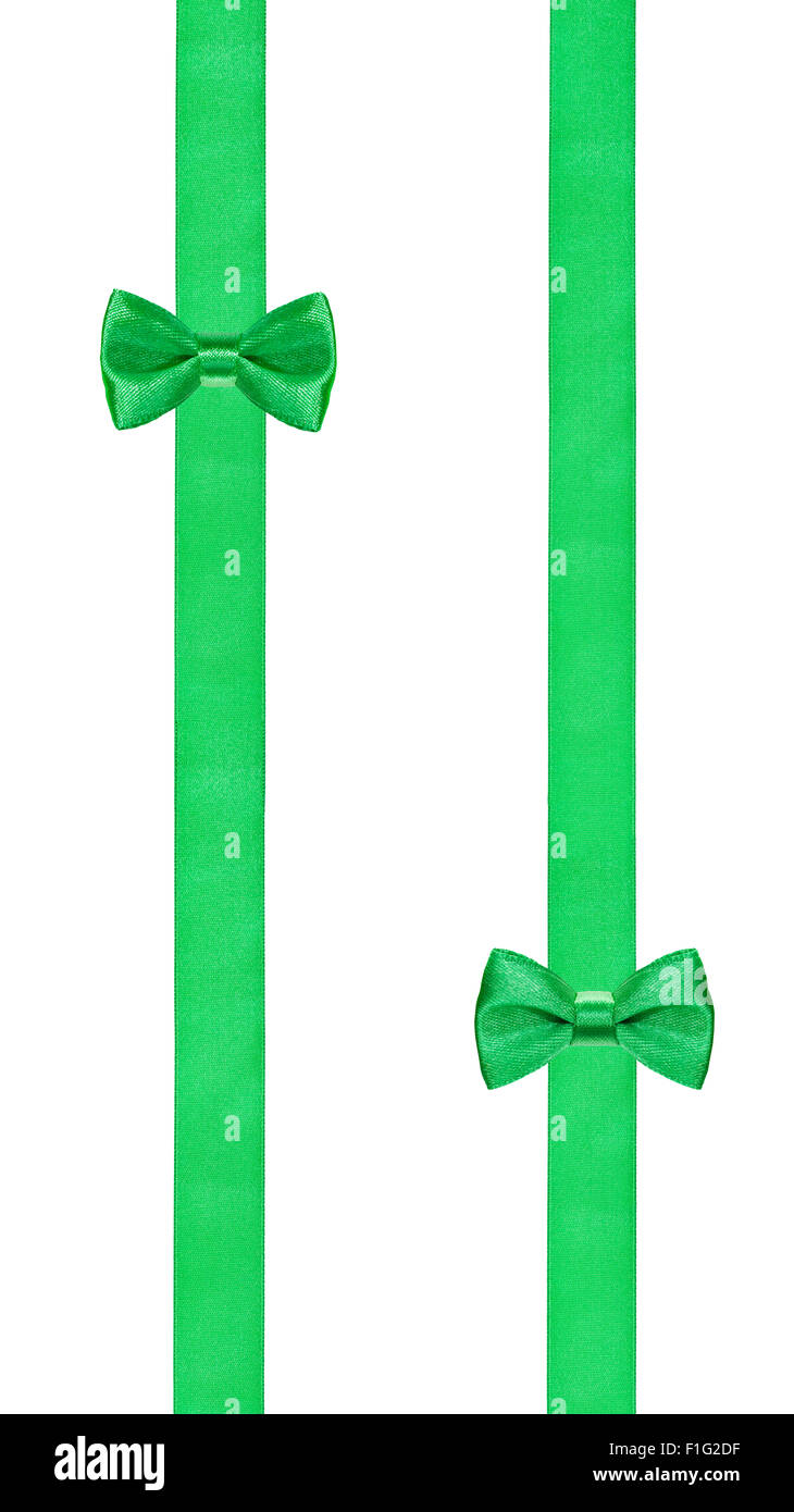 Due piccoli green bow nodi in parallelo due nastri di raso isolati su sfondo bianco Foto Stock