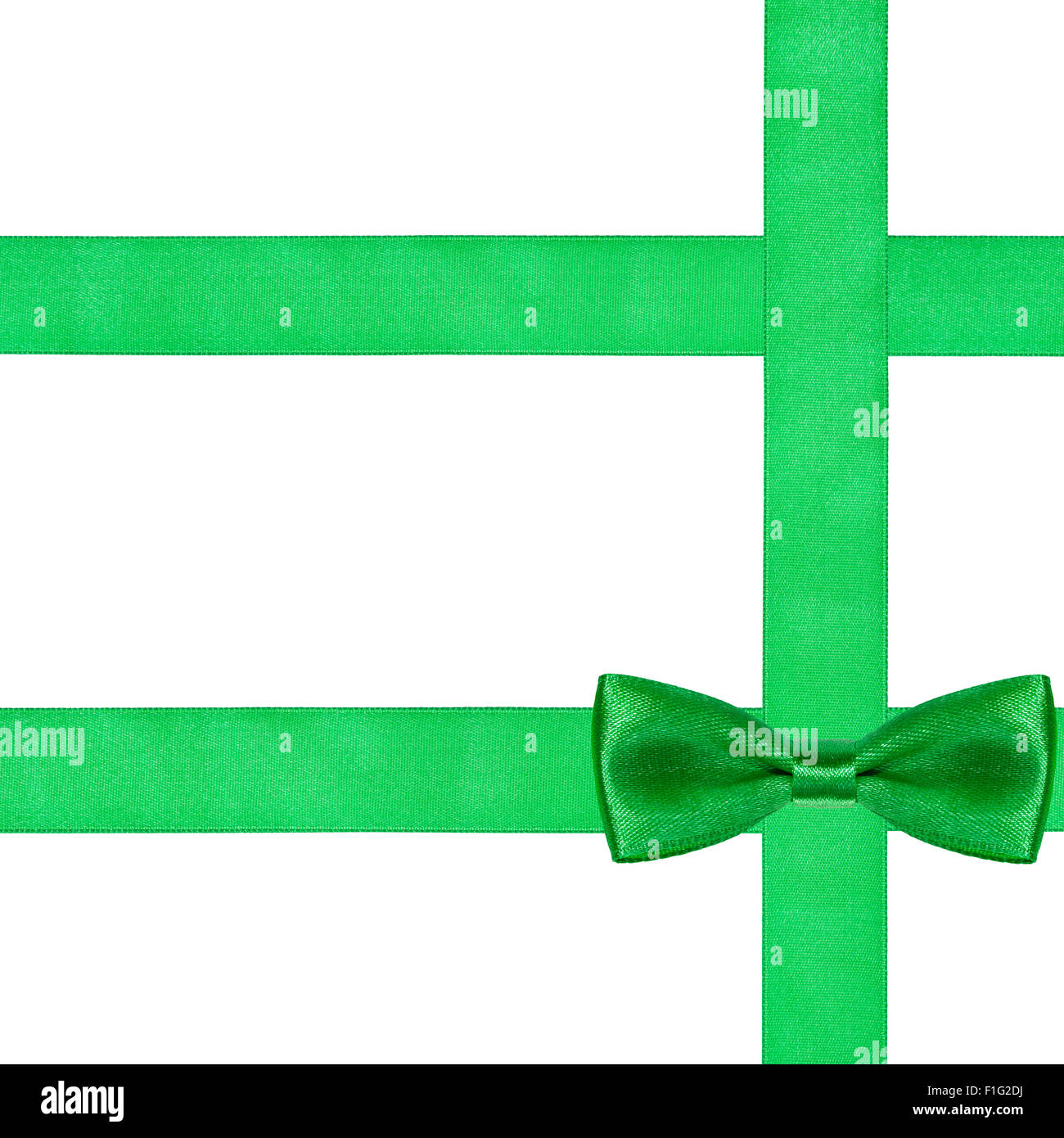 Un grande arco verde nodo su tre nastri di seta isolati su sfondo bianco Foto Stock