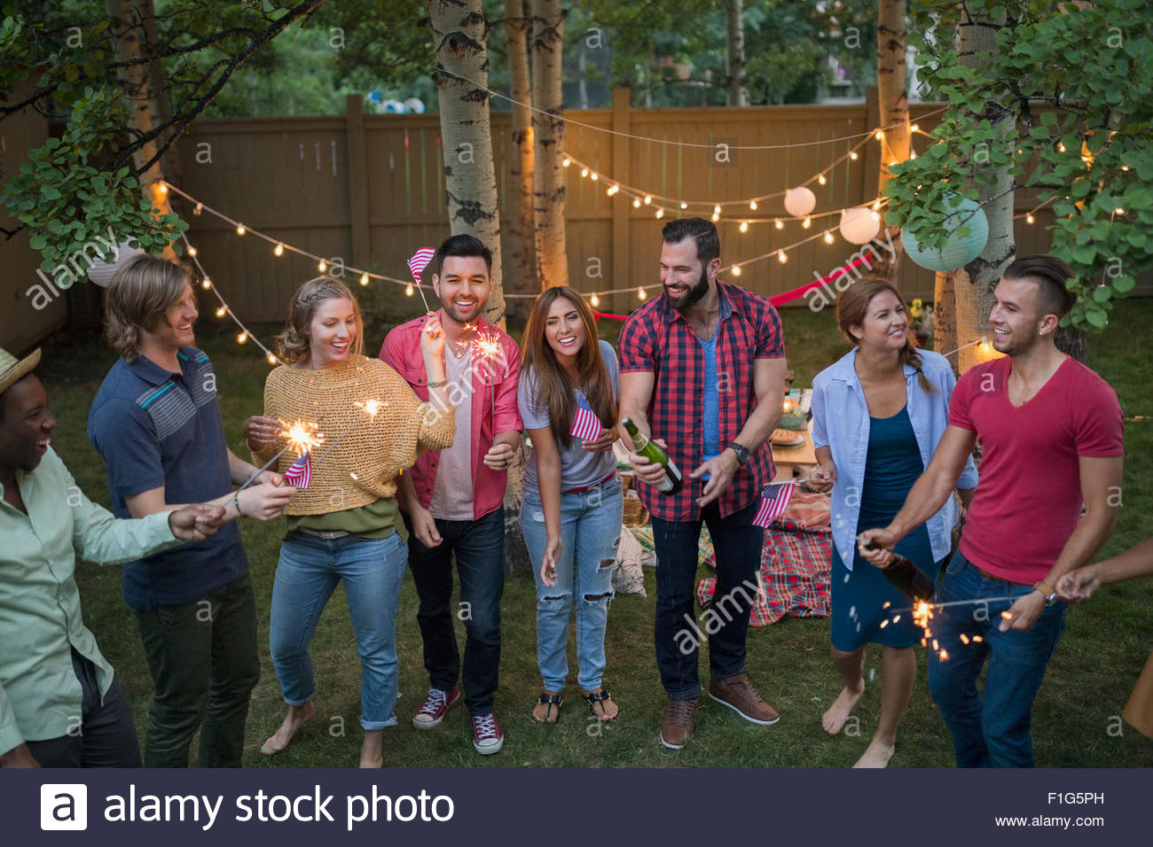 Amici con botti a backyard party Foto Stock