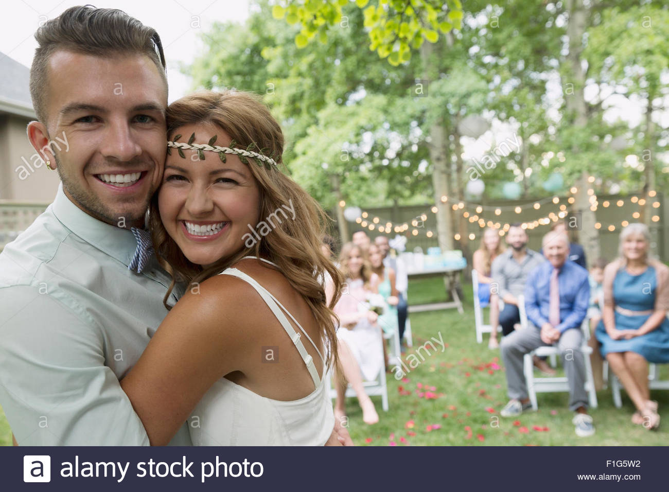 Ritratto entusiastico sposa e lo sposo a backyard wedding Foto Stock