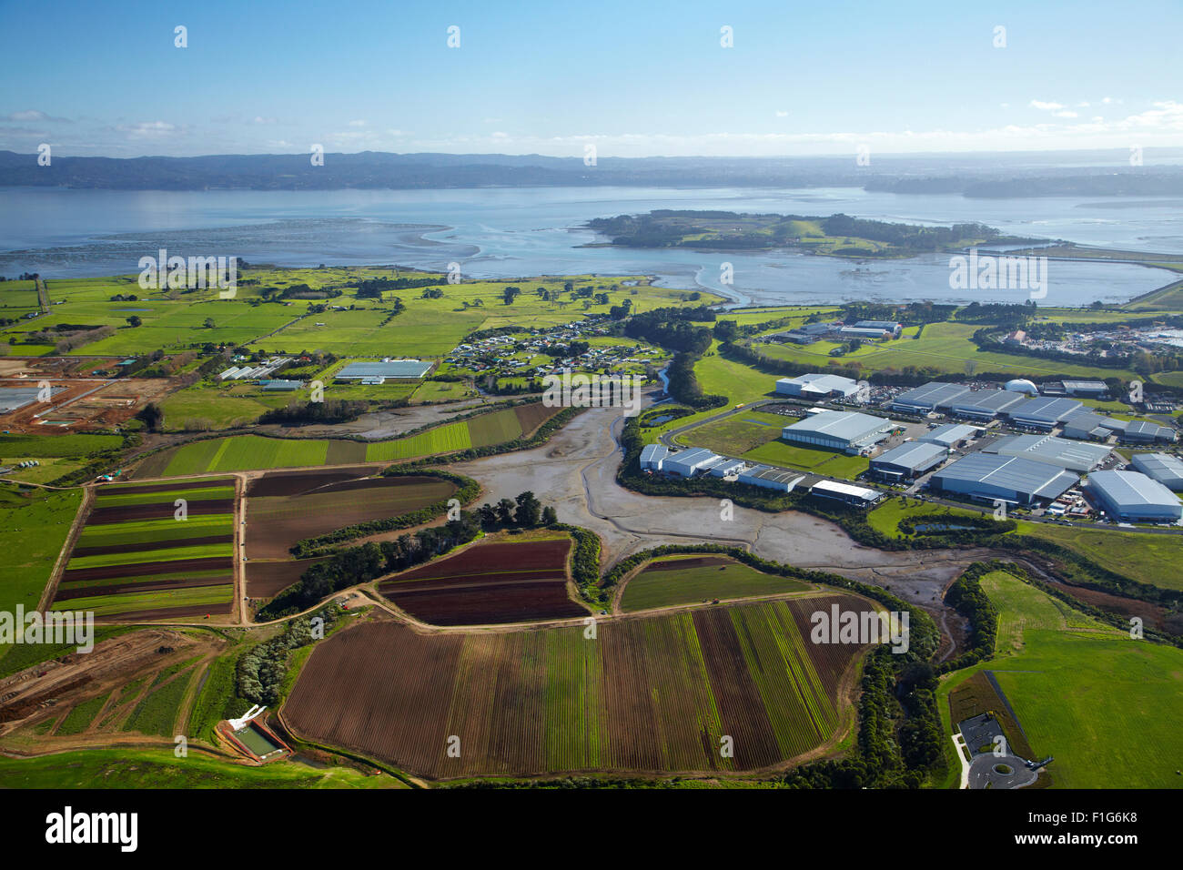 Colture, Oruarangi Creek, e zona industriale, Mangere, Auckland, Isola del nord, Nuova Zelanda - aerial Foto Stock