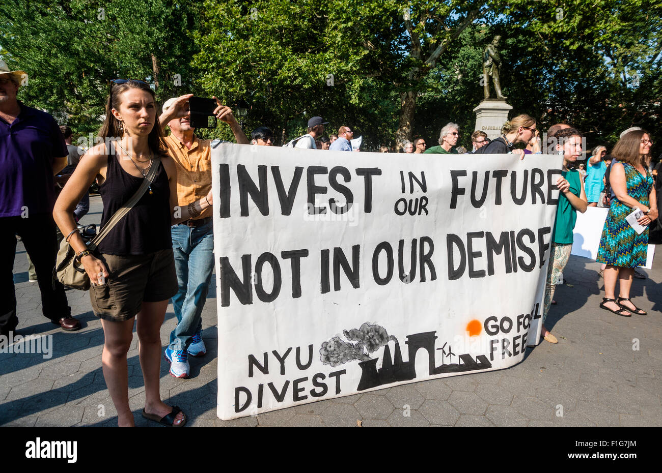 New York, NY - 1 Settembre 2015 - la cui NYU, una coalizione di gruppi di comunità, facoltà, gli studenti e i lavoratori sindacalizzati rally contro New York University 2031 Piano di espansione. ©Stacy Rosenstock Walsh/Alamy Foto Stock